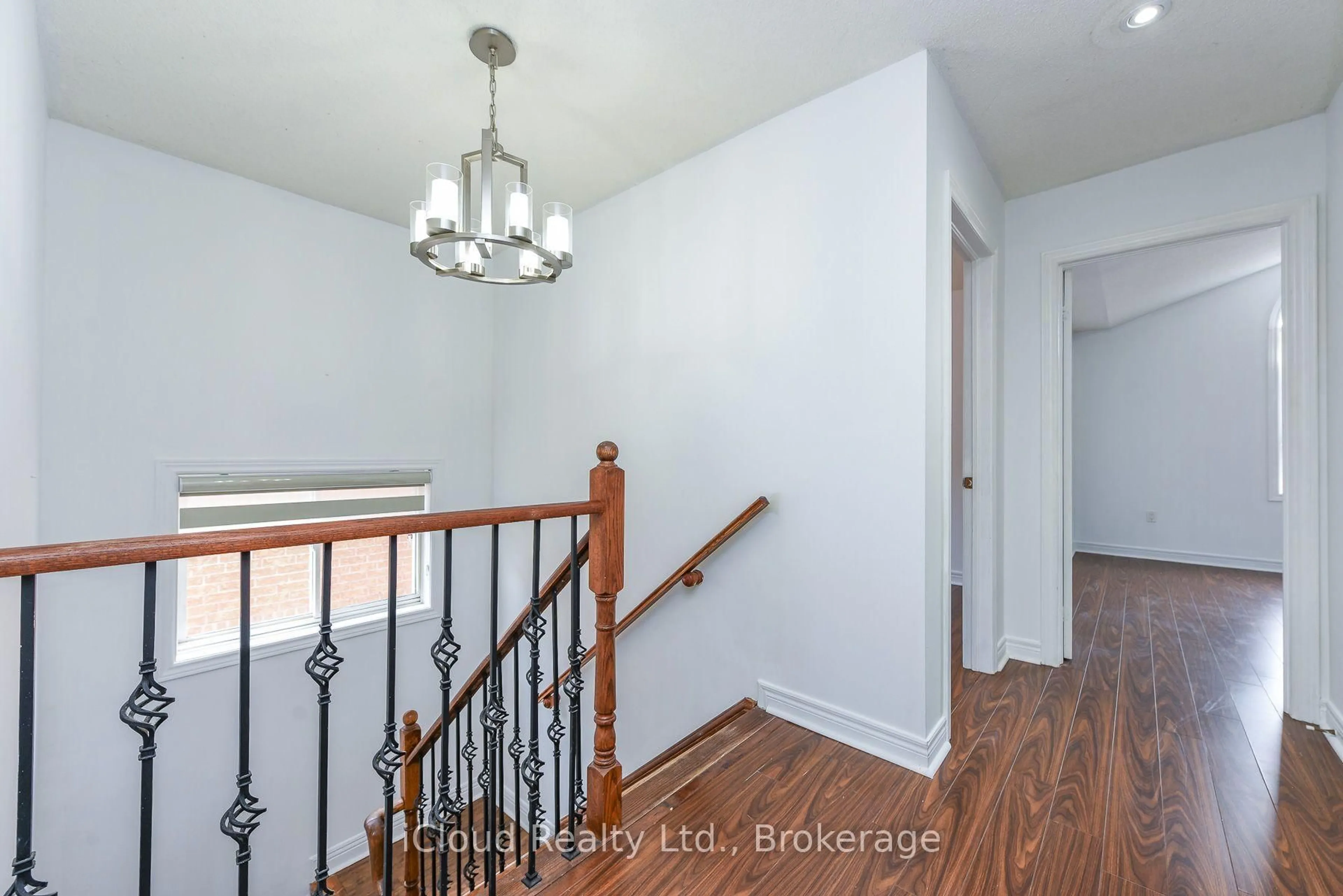 Indoor entryway for 48 Ashdale Rd, Brampton Ontario L6Y 5M9