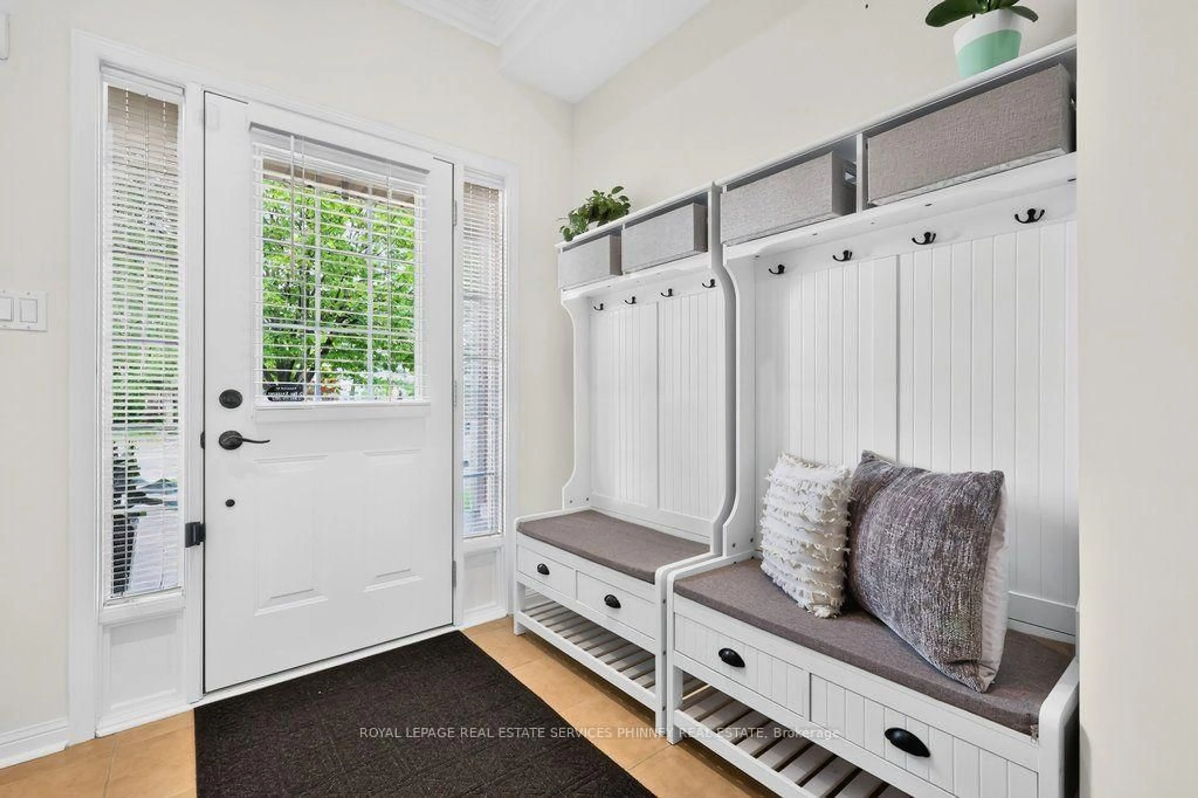Indoor entryway for 2421 Shadow Crt, Oakville Ontario L6M 5G6