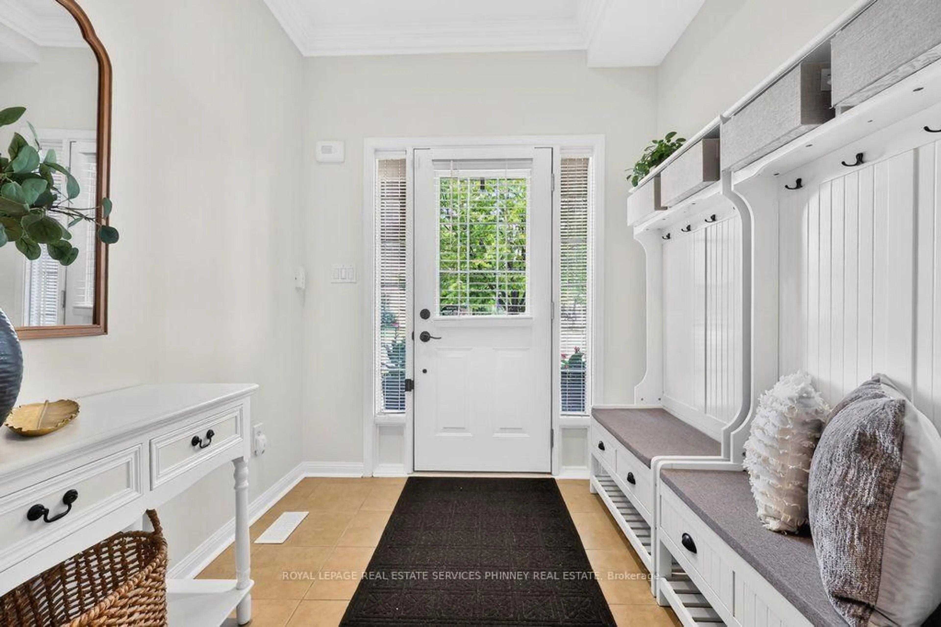 Indoor entryway for 2421 Shadow Crt, Oakville Ontario L6M 5G6