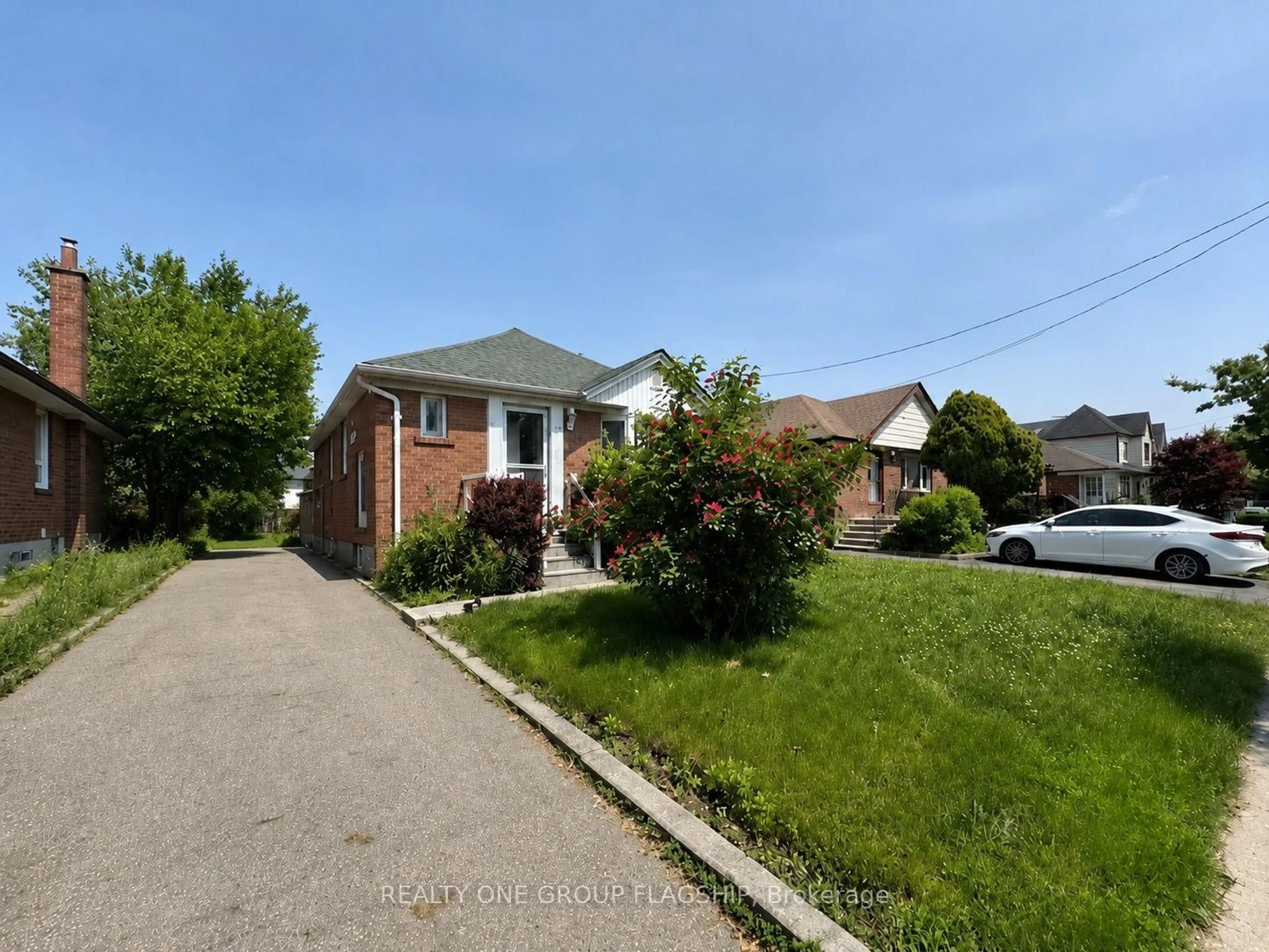 A pic from outside/outdoor area/front of a property/back of a property/a pic from drone, street for 102 Edgecroft Rd, Toronto Ontario M8Z 2C3
