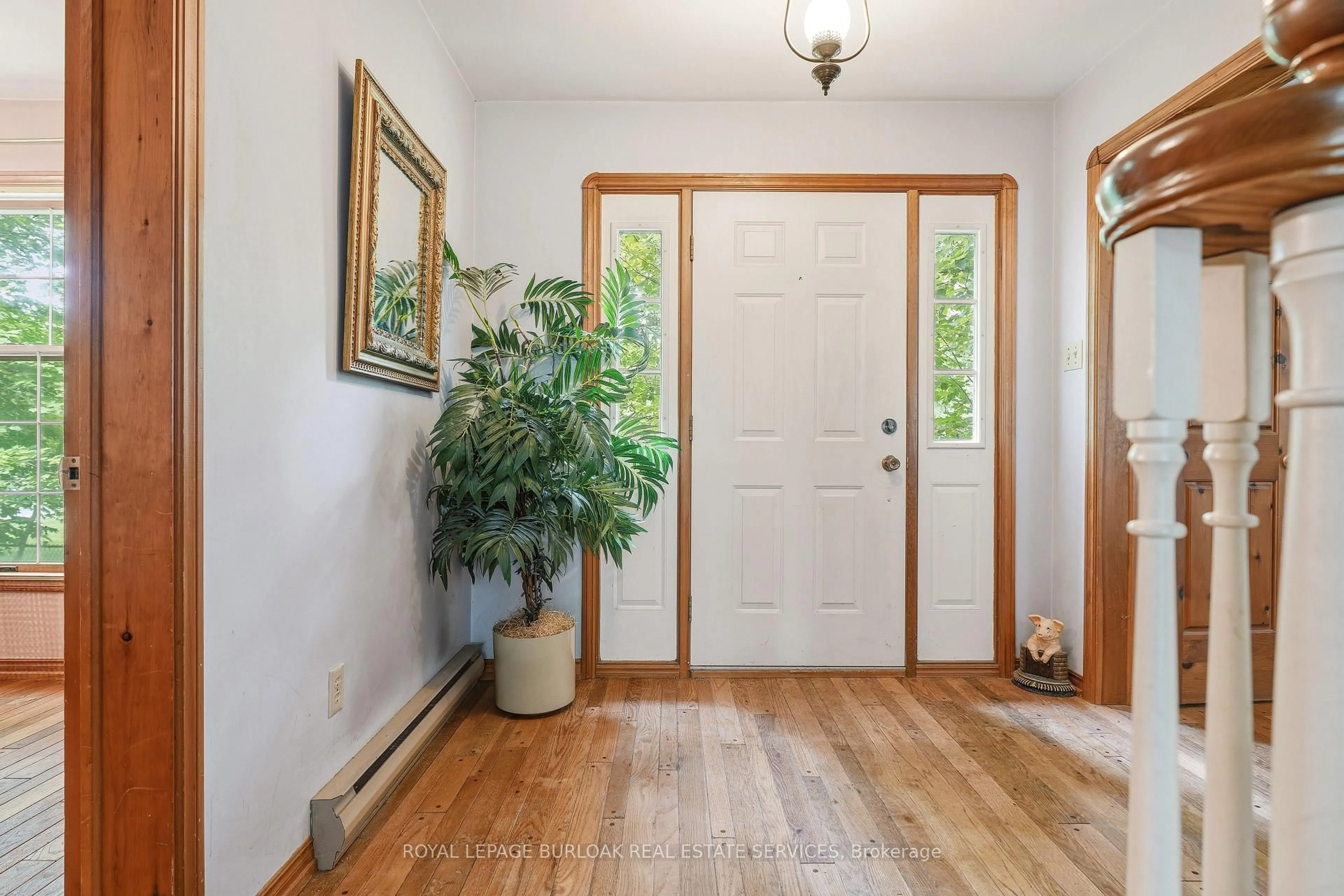 Indoor entryway for 2150 East St, Burlington Ontario L7P 0M3