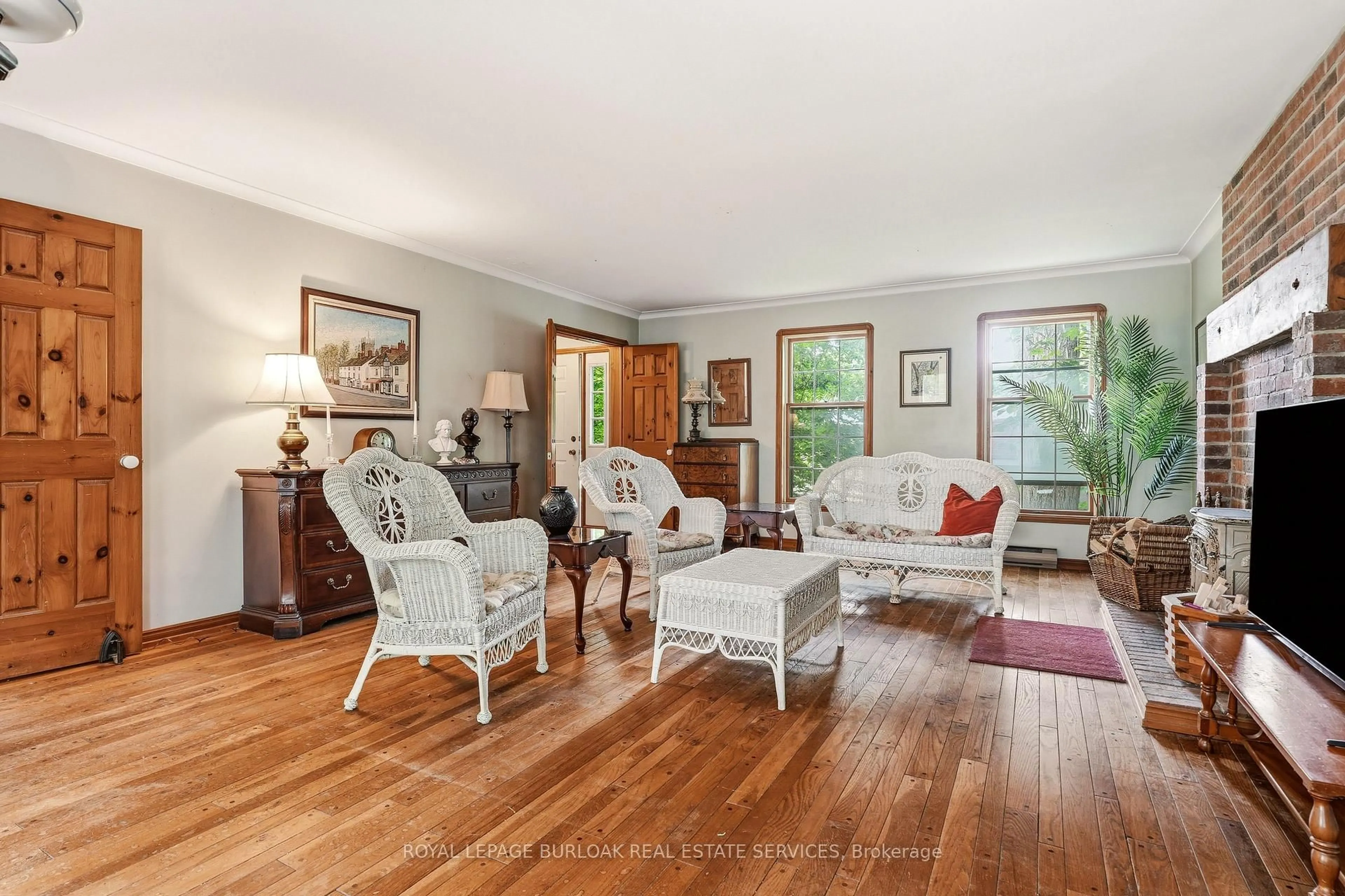 Living room with furniture, unknown for 2150 East St, Burlington Ontario L7P 0M3