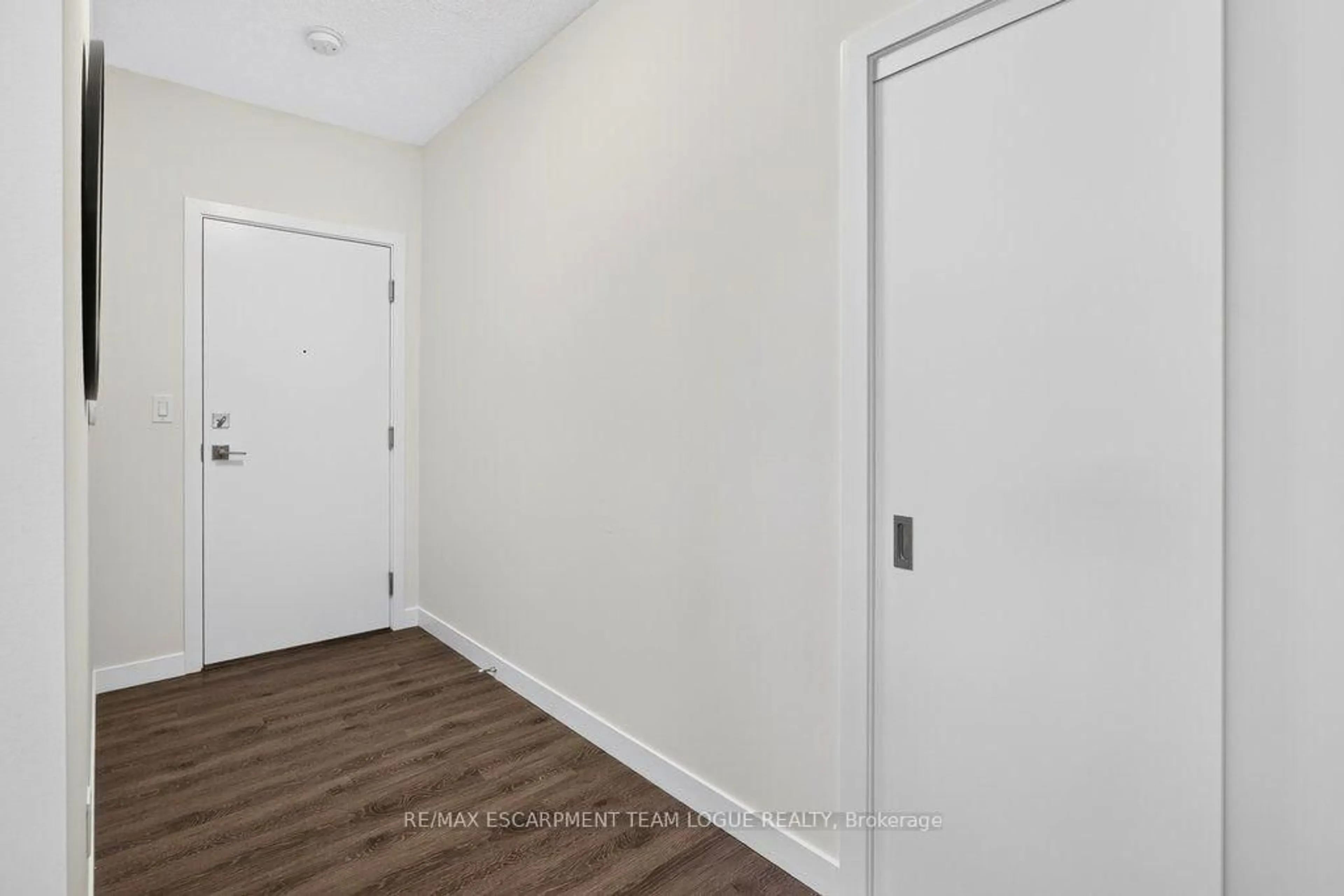 Indoor entryway for 2081 Fairview St #707, Burlington Ontario L7R 0E4