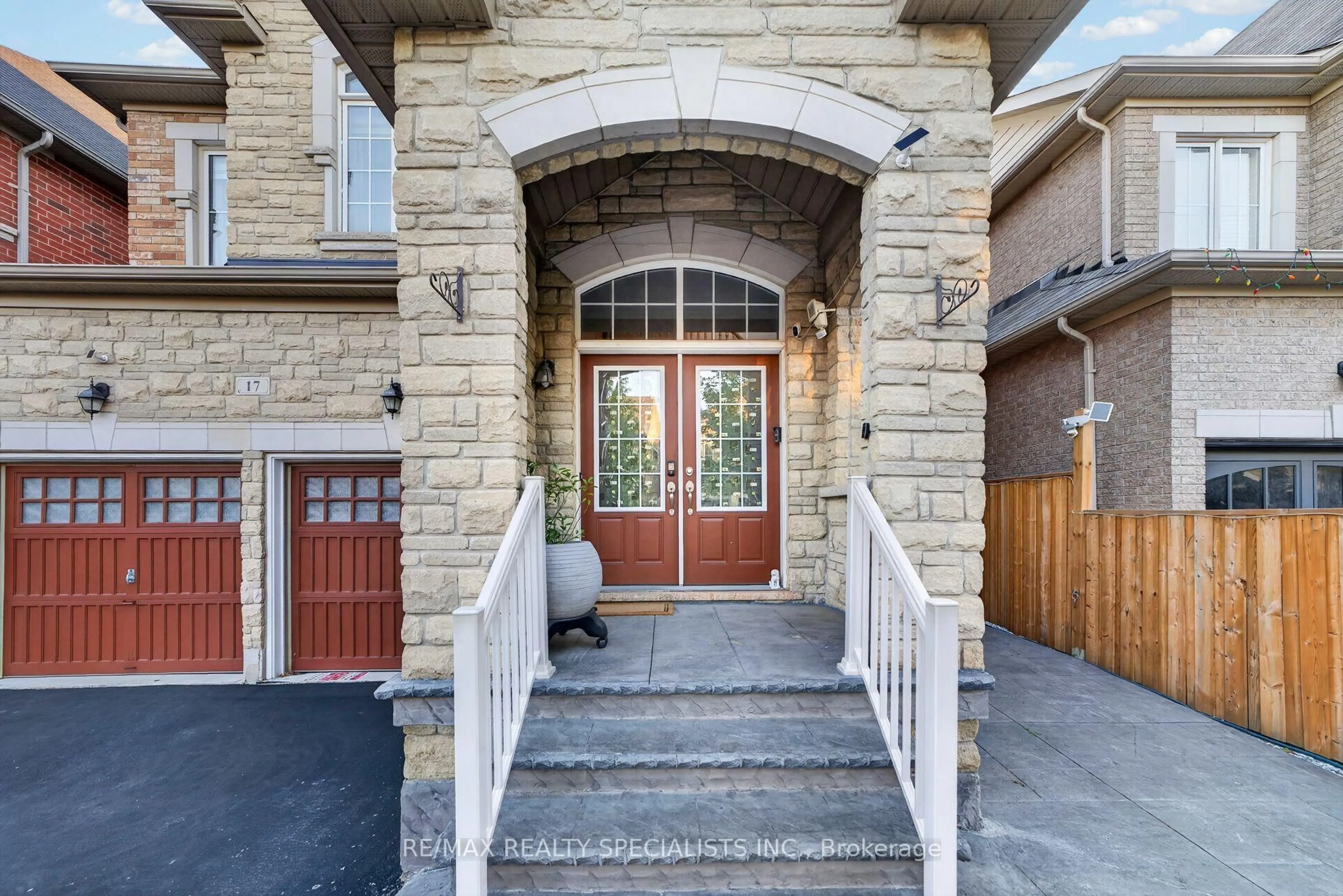 Indoor entryway for 17 Tysonville Circ, Brampton Ontario L7A 4A6