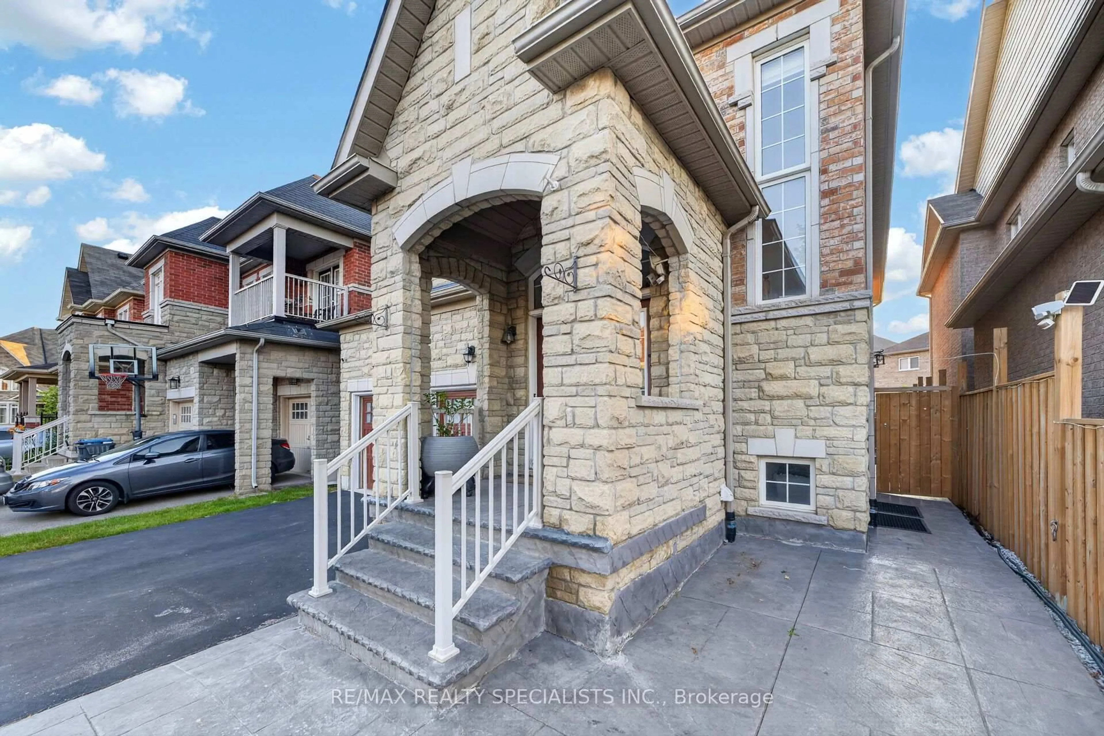 Home with brick exterior material, street for 17 Tysonville Circ, Brampton Ontario L7A 4A6