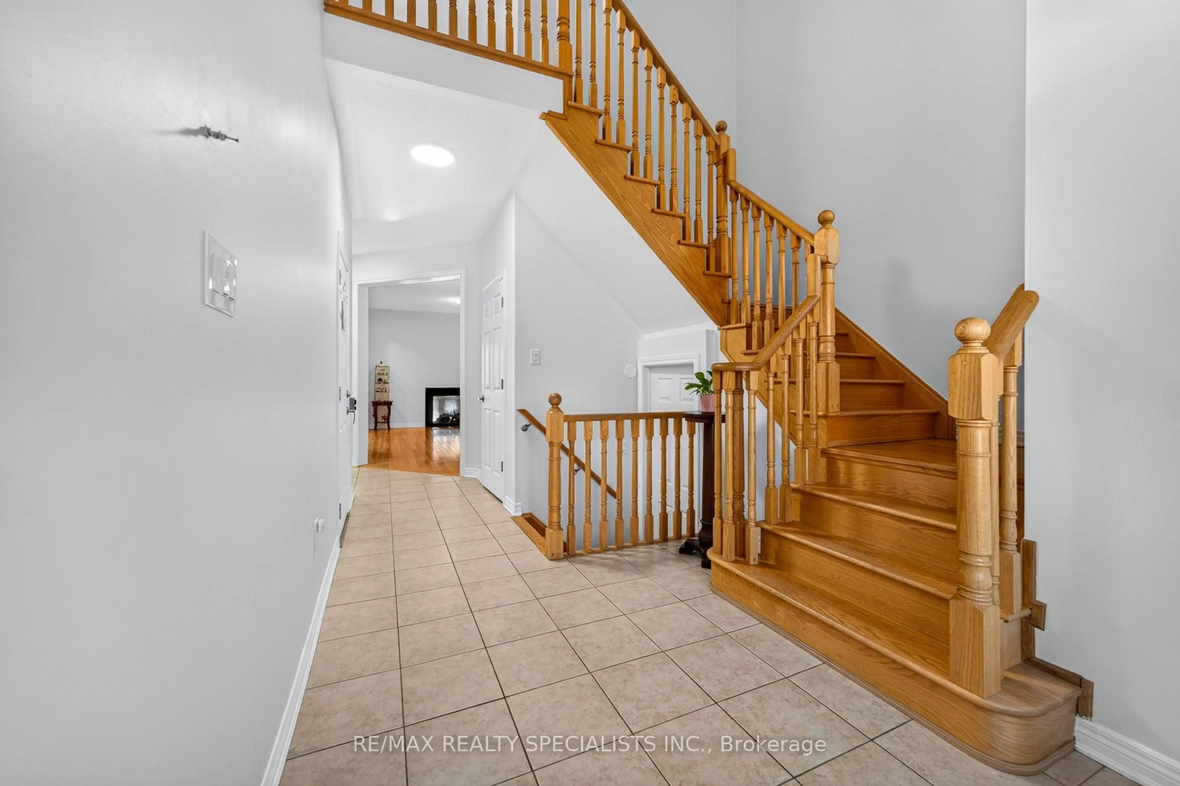 Indoor foyer for 17 Tysonville Circ, Brampton Ontario L7A 4A6