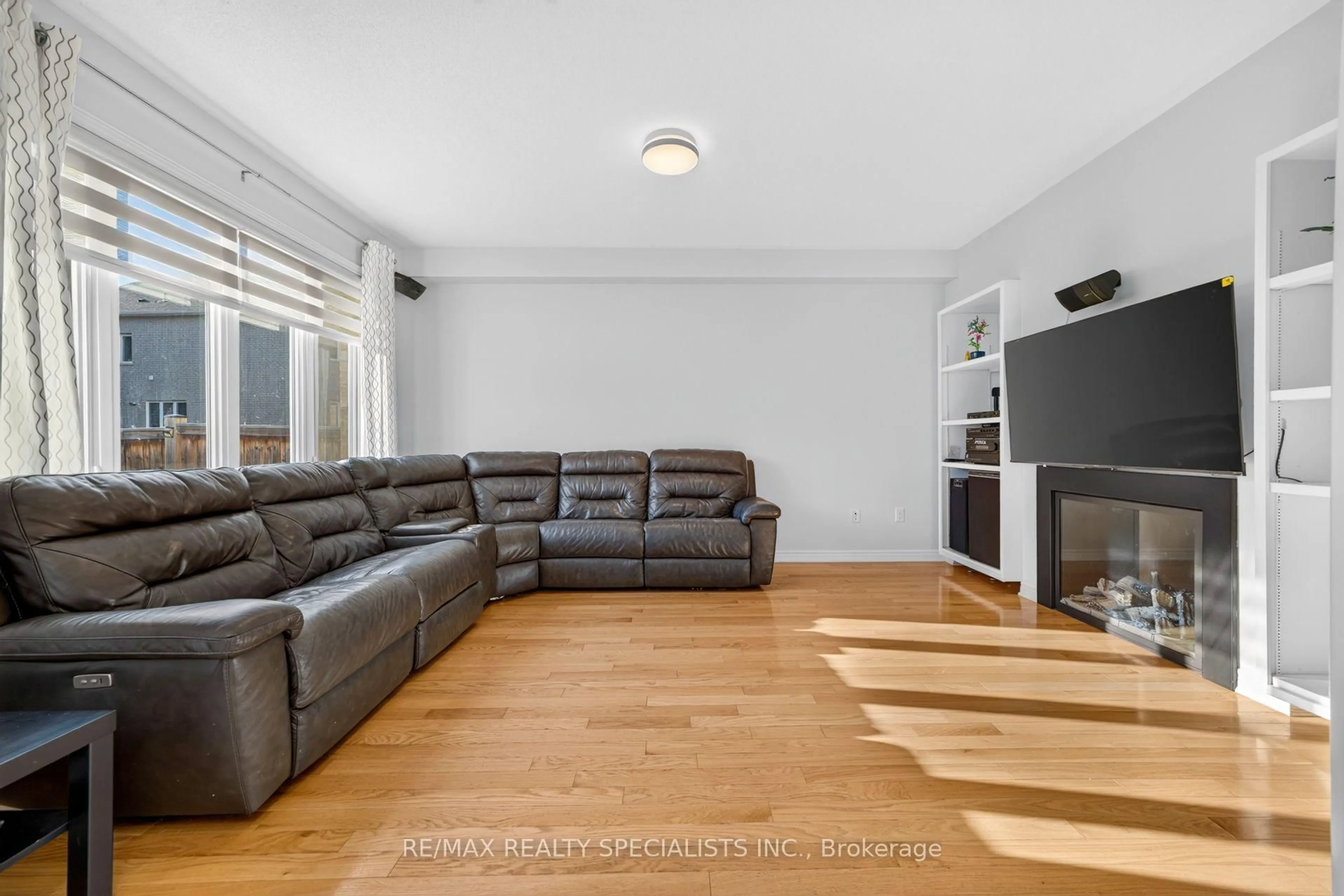 Living room with furniture, unknown for 17 Tysonville Circ, Brampton Ontario L7A 4A6