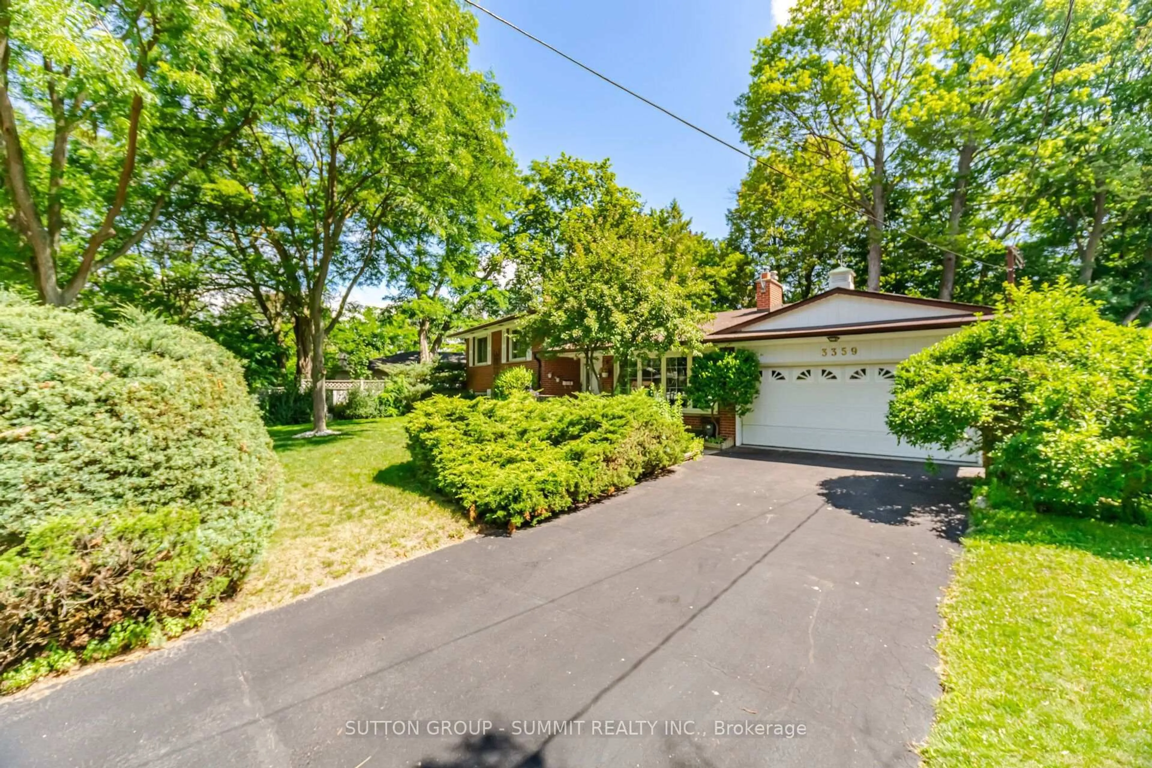A pic from outside/outdoor area/front of a property/back of a property/a pic from drone, street for 3359 Enniskillen Circ, Mississauga Ontario L5C 2M9