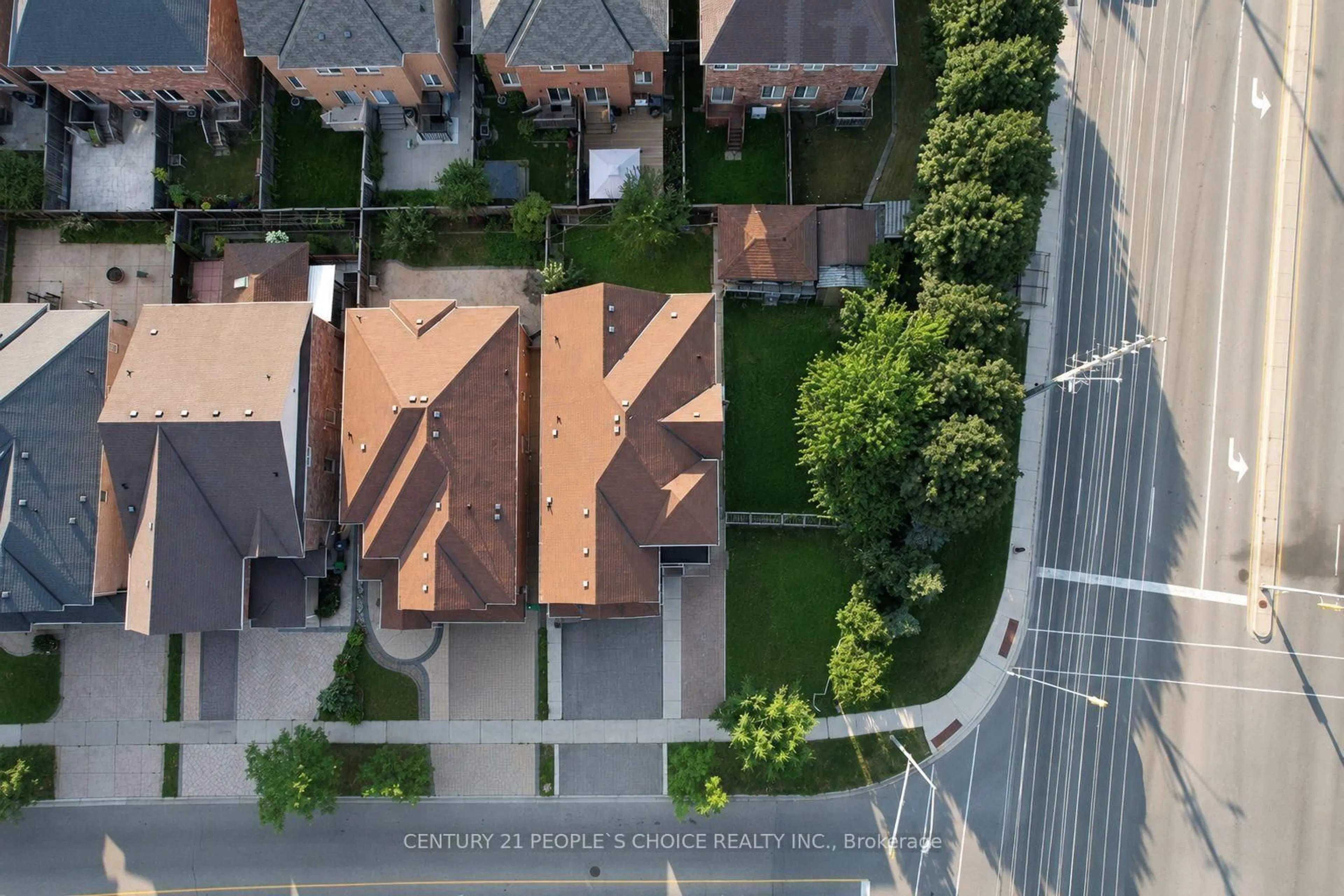 A pic from outside/outdoor area/front of a property/back of a property/a pic from drone, street for 751 White Clover Way, Mississauga Ontario L5V 0C2