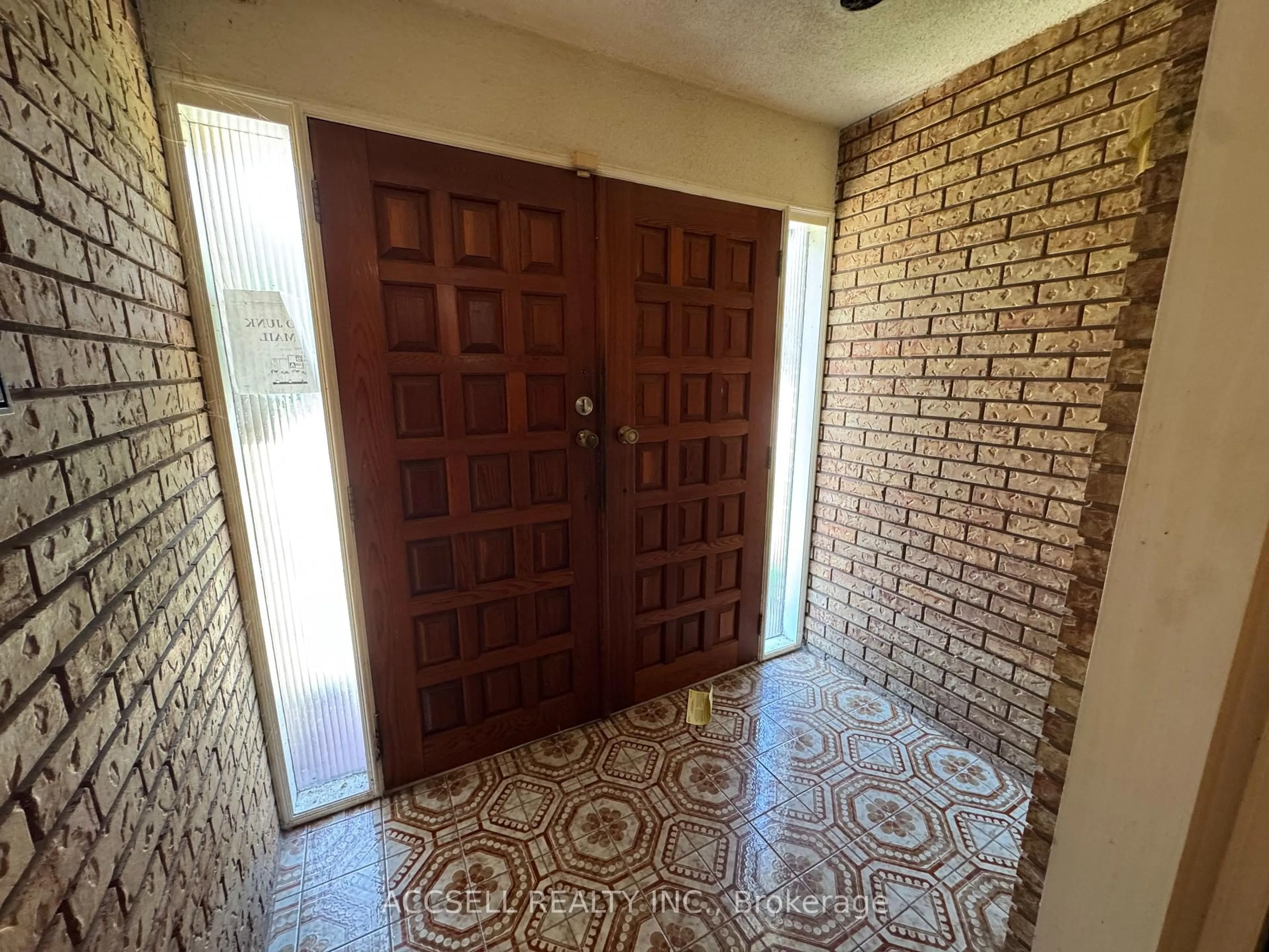 Indoor foyer for 2439 Frayne Crt, Mississauga Ontario L5A 3X7