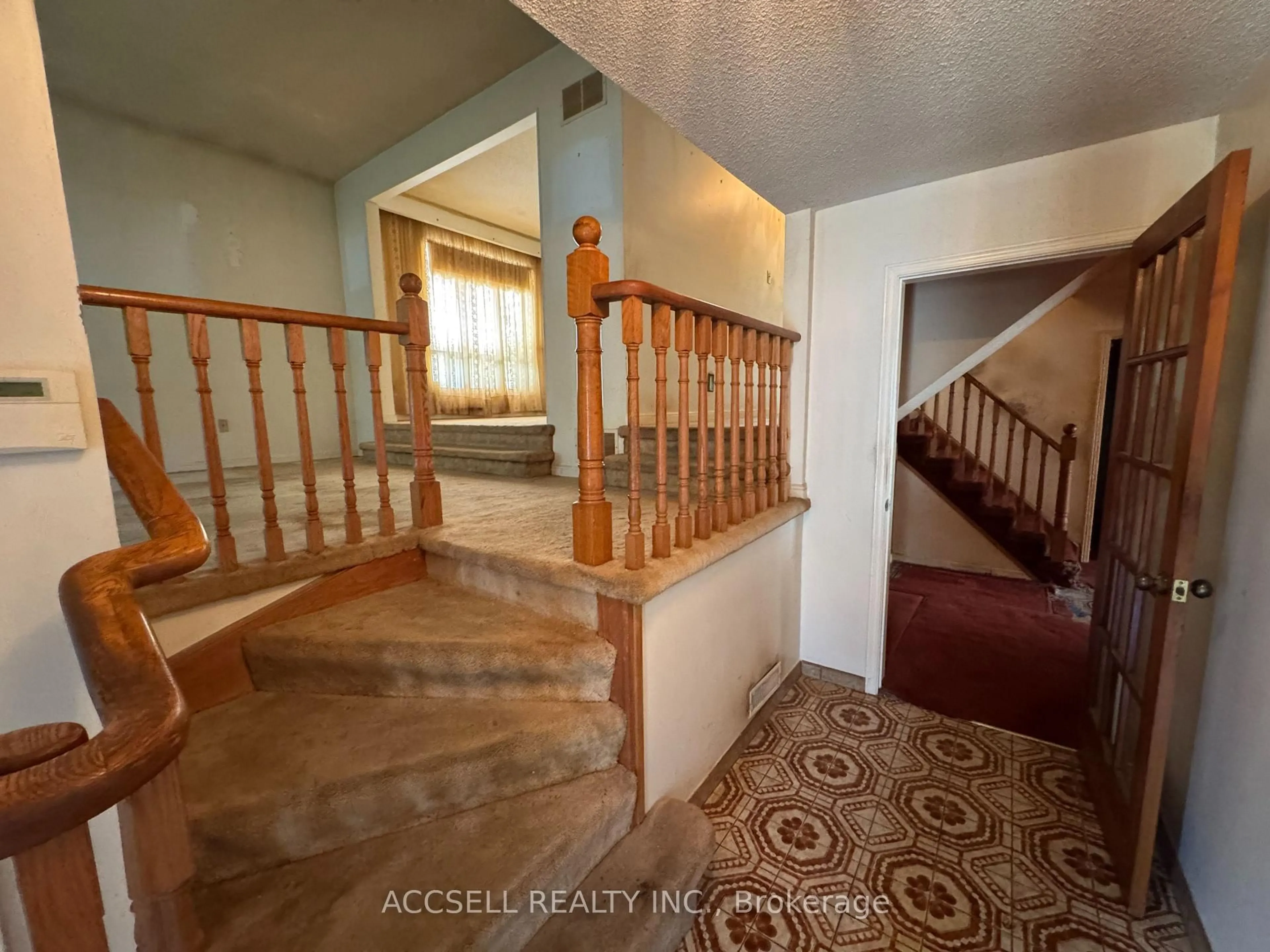 Stairs for 2439 Frayne Crt, Mississauga Ontario L5A 3X7