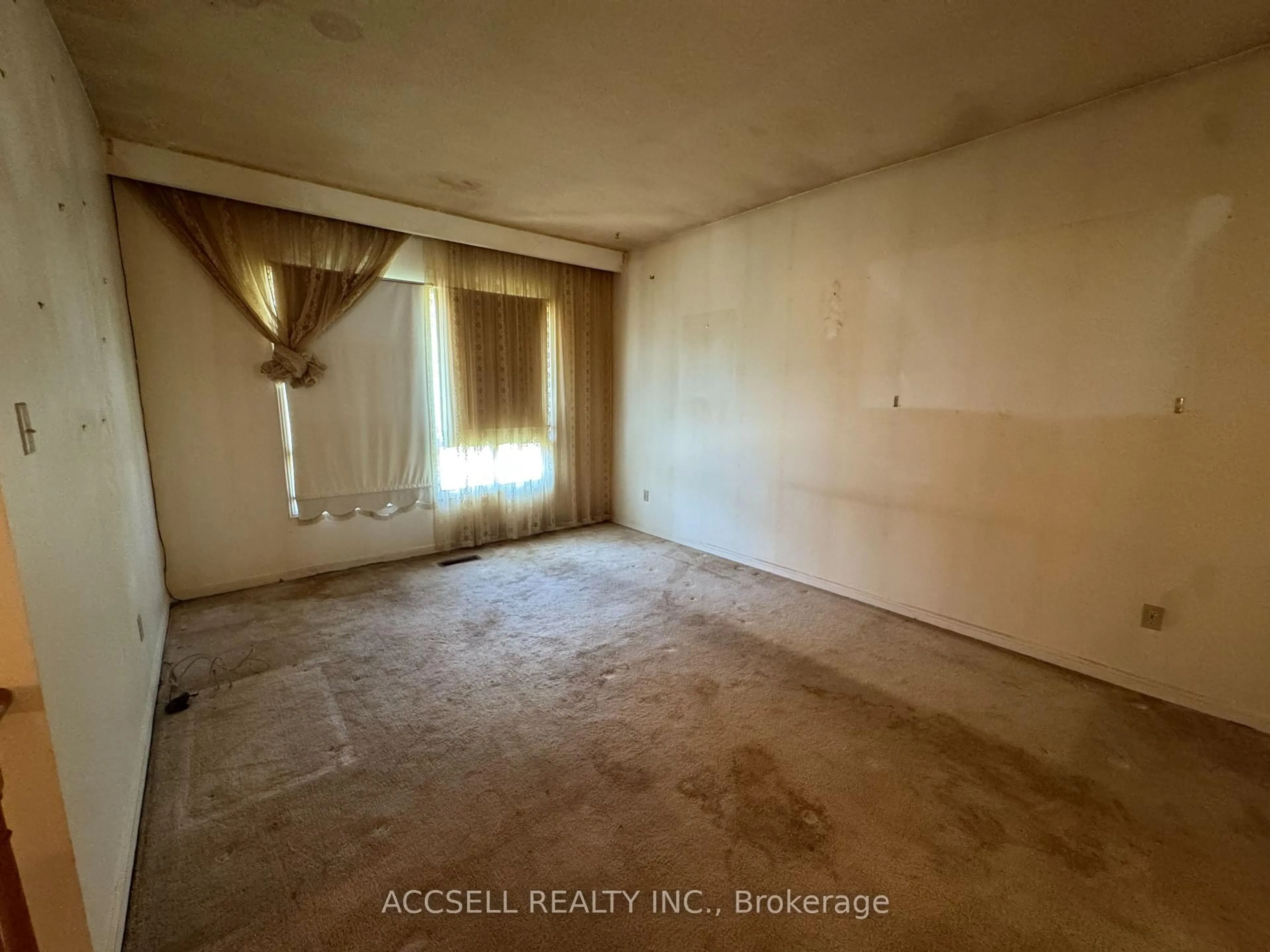 A pic of a room for 2439 Frayne Crt, Mississauga Ontario L5A 3X7
