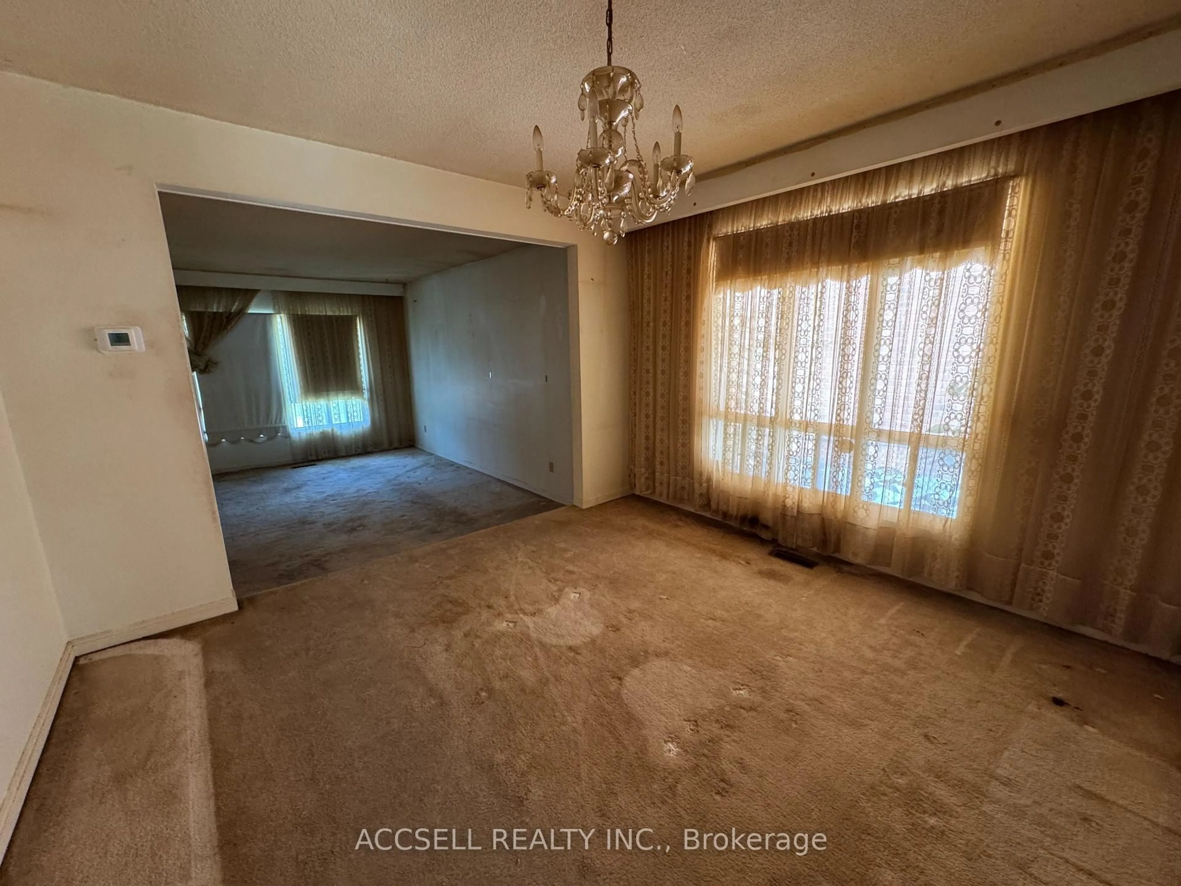 A pic of a room for 2439 Frayne Crt, Mississauga Ontario L5A 3X7
