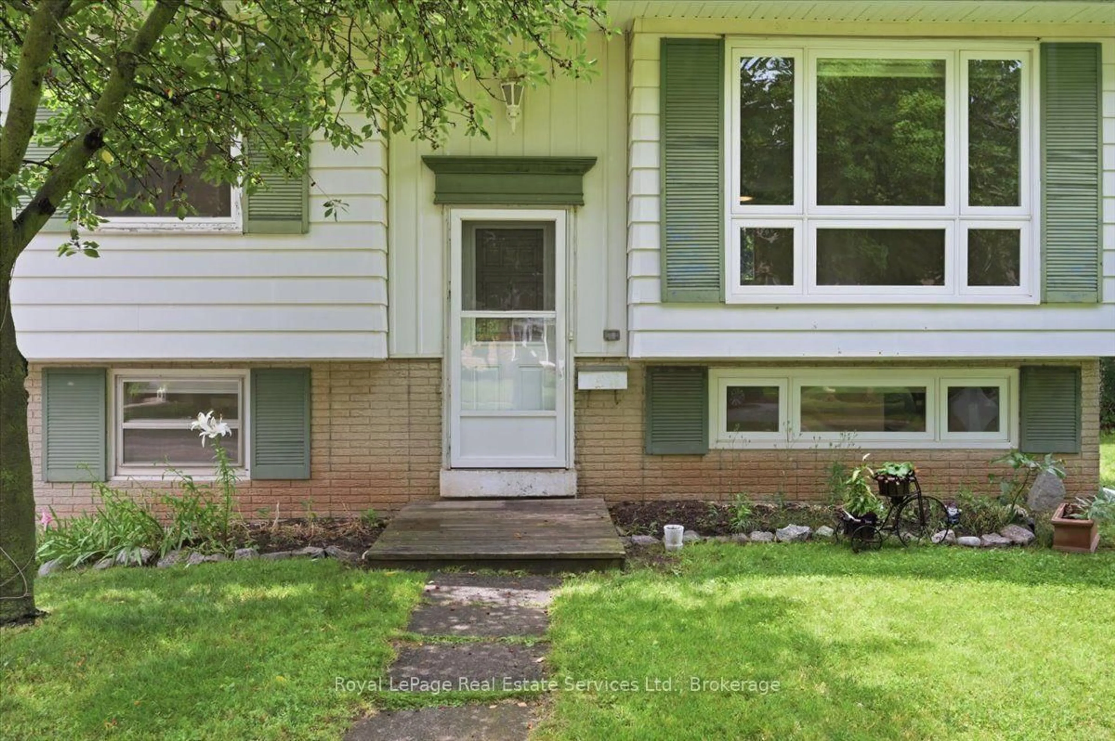 Home with vinyl exterior material, street for 2373 Wyandotte Dr, Oakville Ontario L6L 2T4