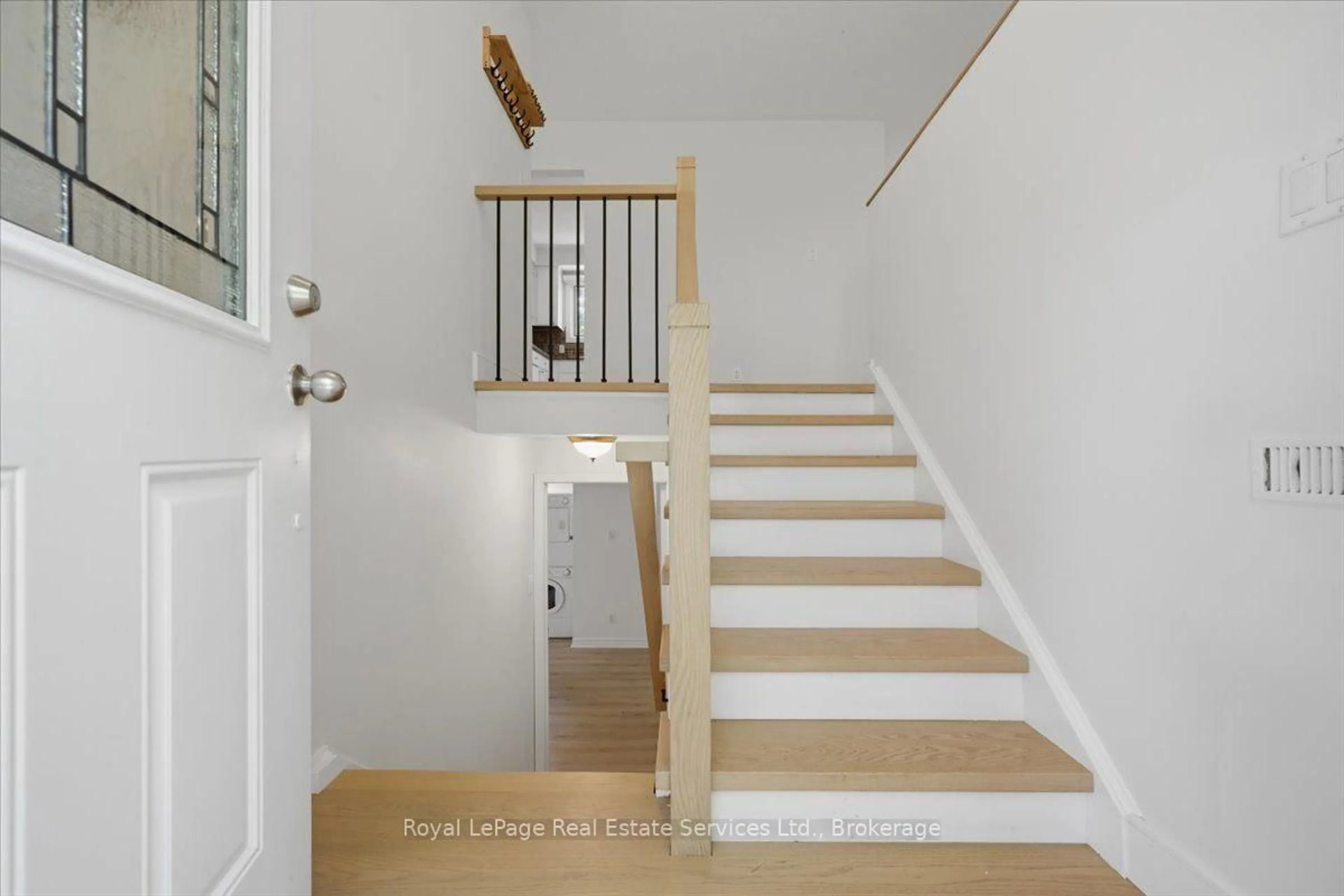 Stairs for 2373 Wyandotte Dr, Oakville Ontario L6L 2T4