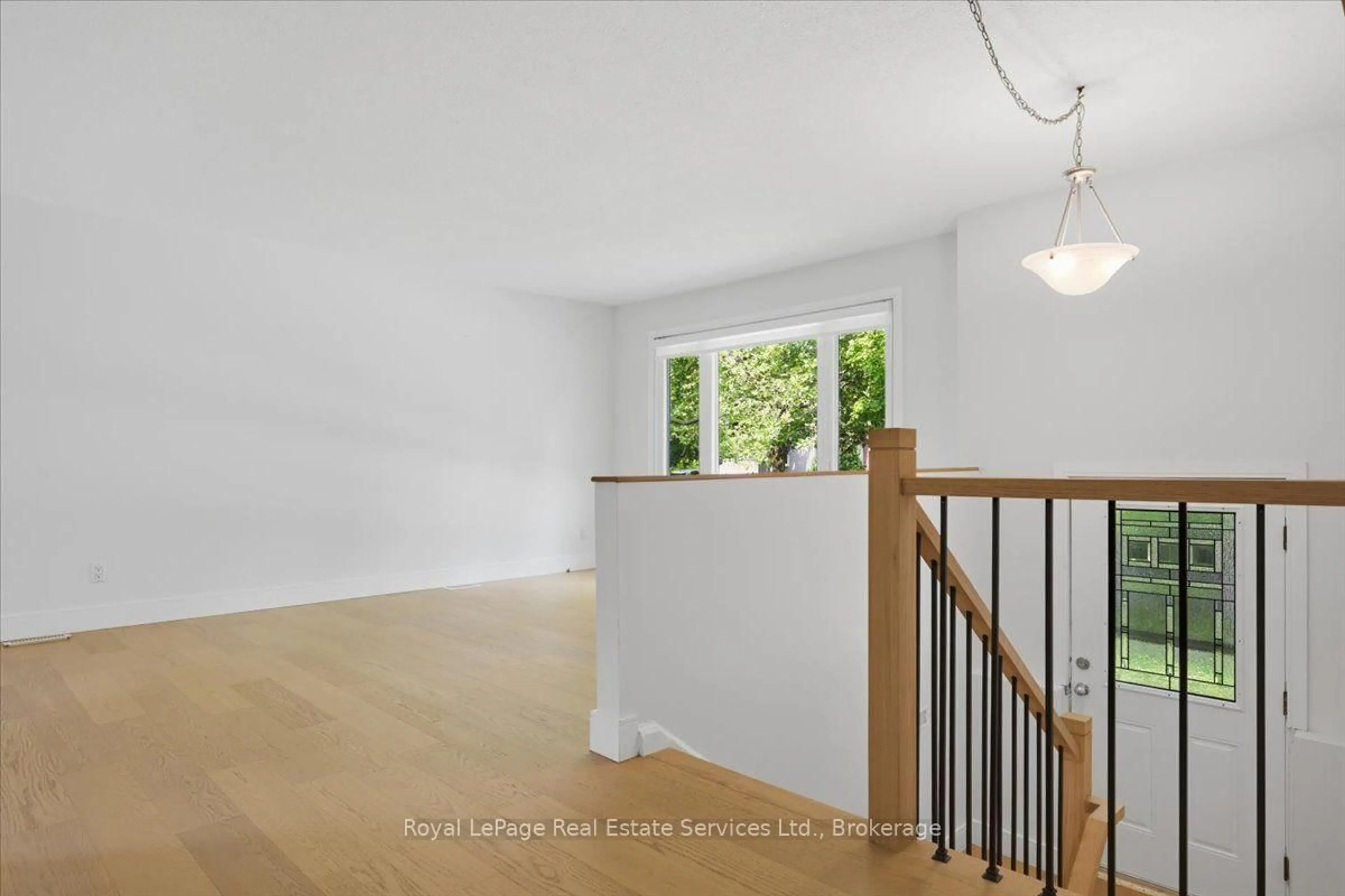 Indoor foyer for 2373 Wyandotte Dr, Oakville Ontario L6L 2T4