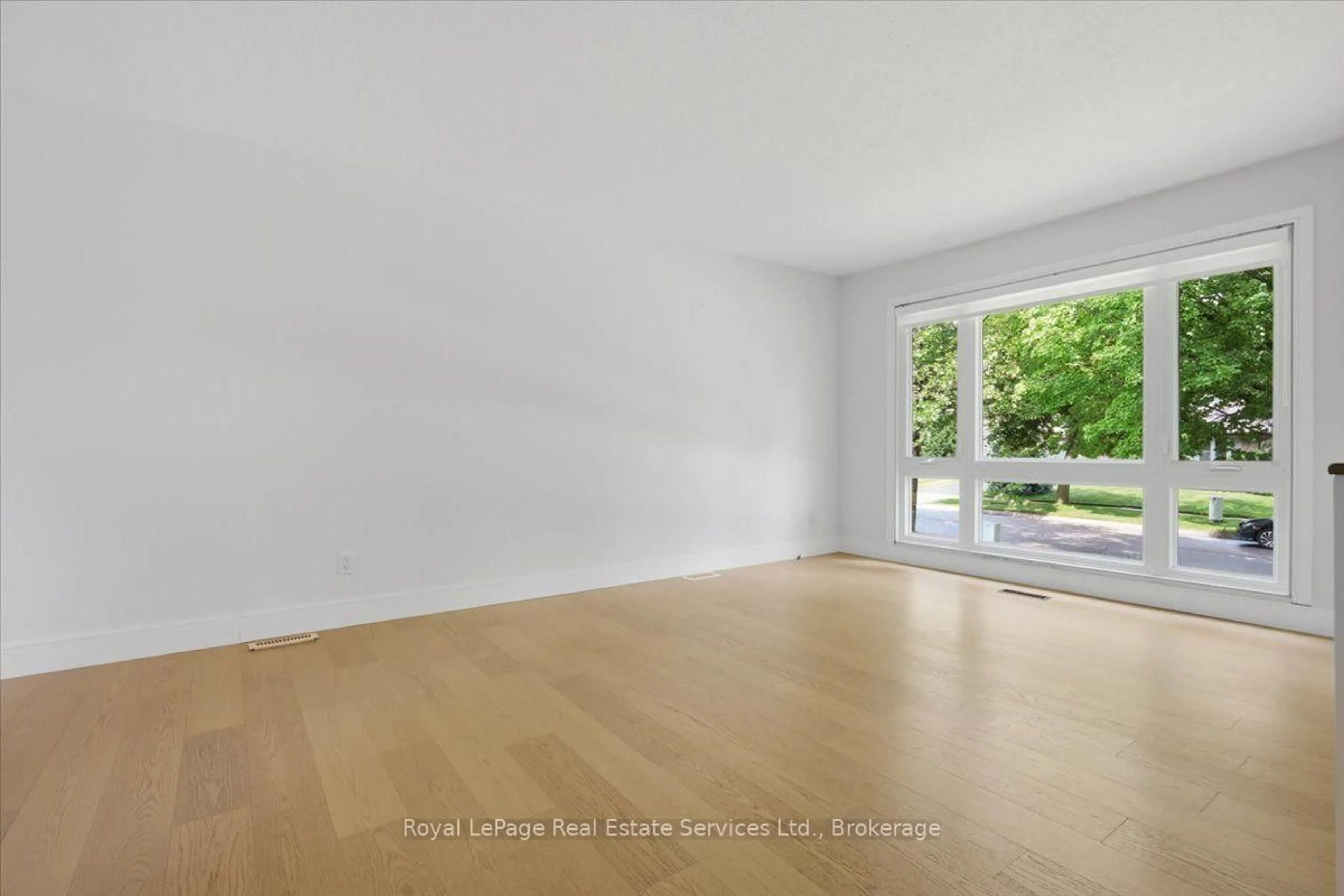A pic of a room for 2373 Wyandotte Dr, Oakville Ontario L6L 2T4