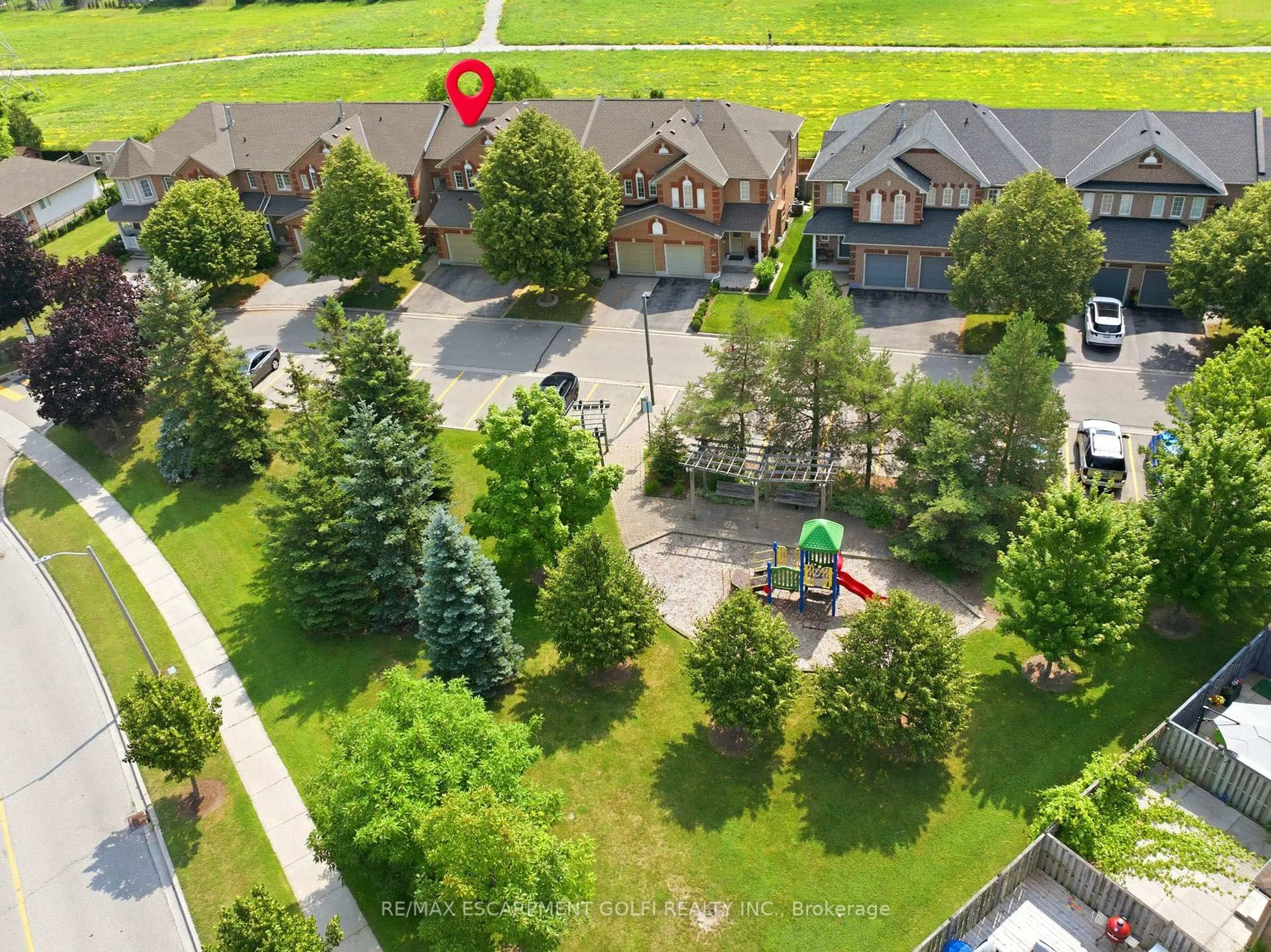 A pic from outside/outdoor area/front of a property/back of a property/a pic from drone, unknown for 2871 Darien Rd #30, Burlington Ontario L7M 4R6
