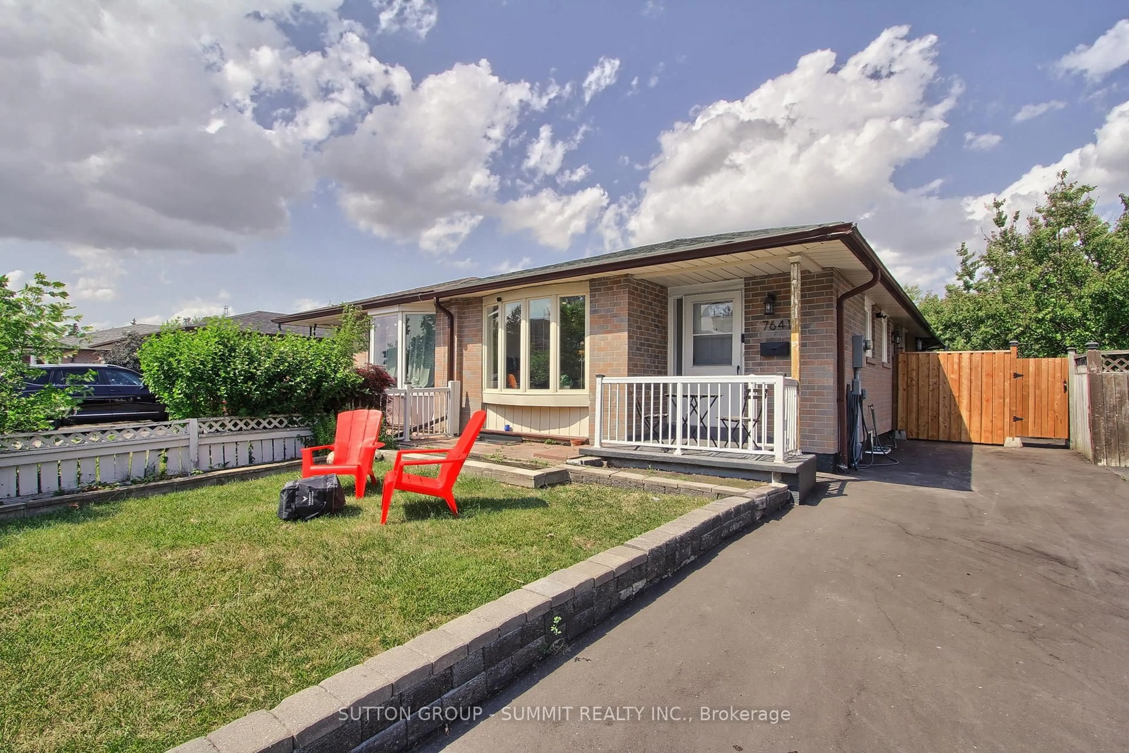 A pic from outside/outdoor area/front of a property/back of a property/a pic from drone, street for 7641 ANAKA Dr, Mississauga Ontario L4T 3H8