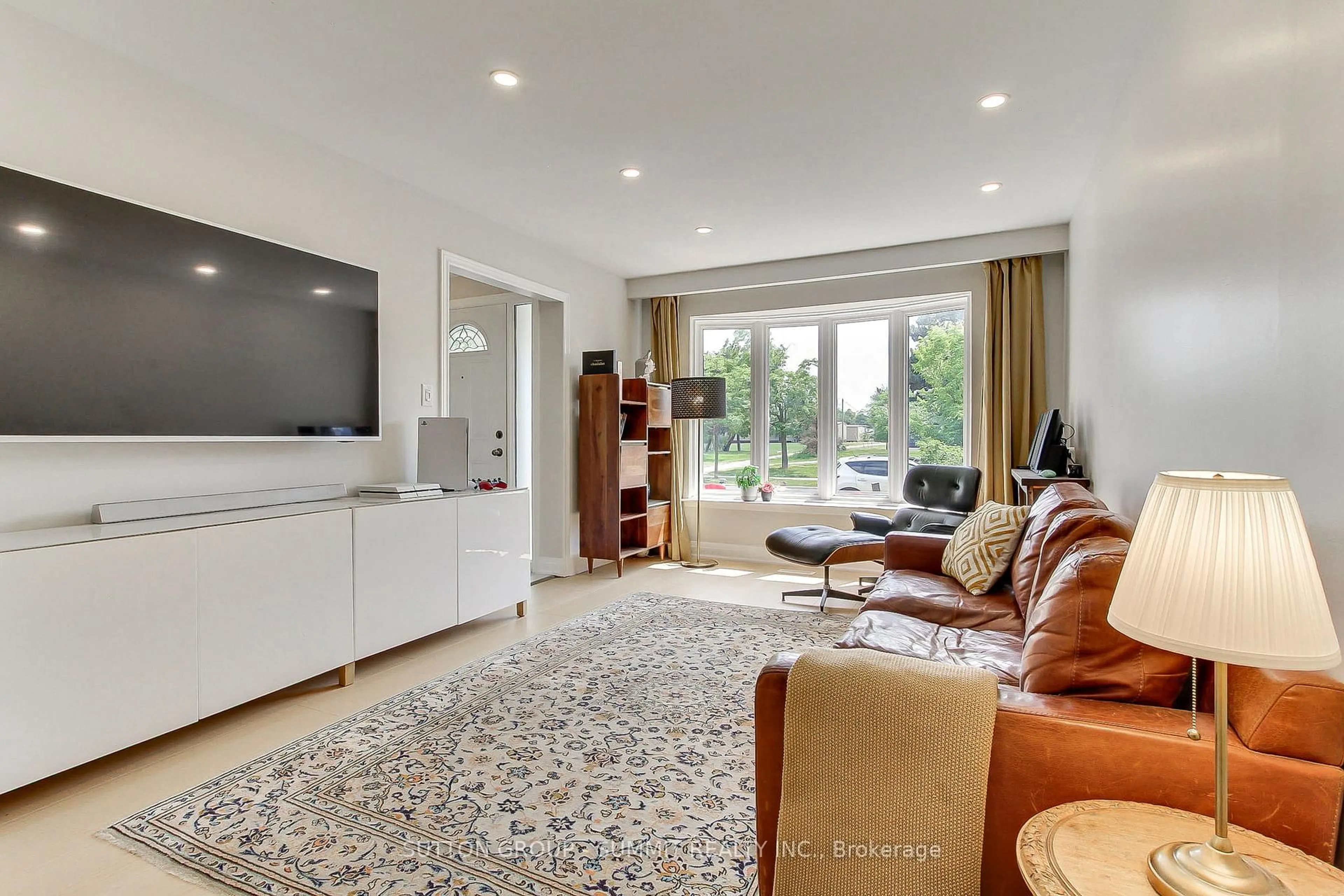 Living room with furniture, unknown for 7641 ANAKA Dr, Mississauga Ontario L4T 3H8