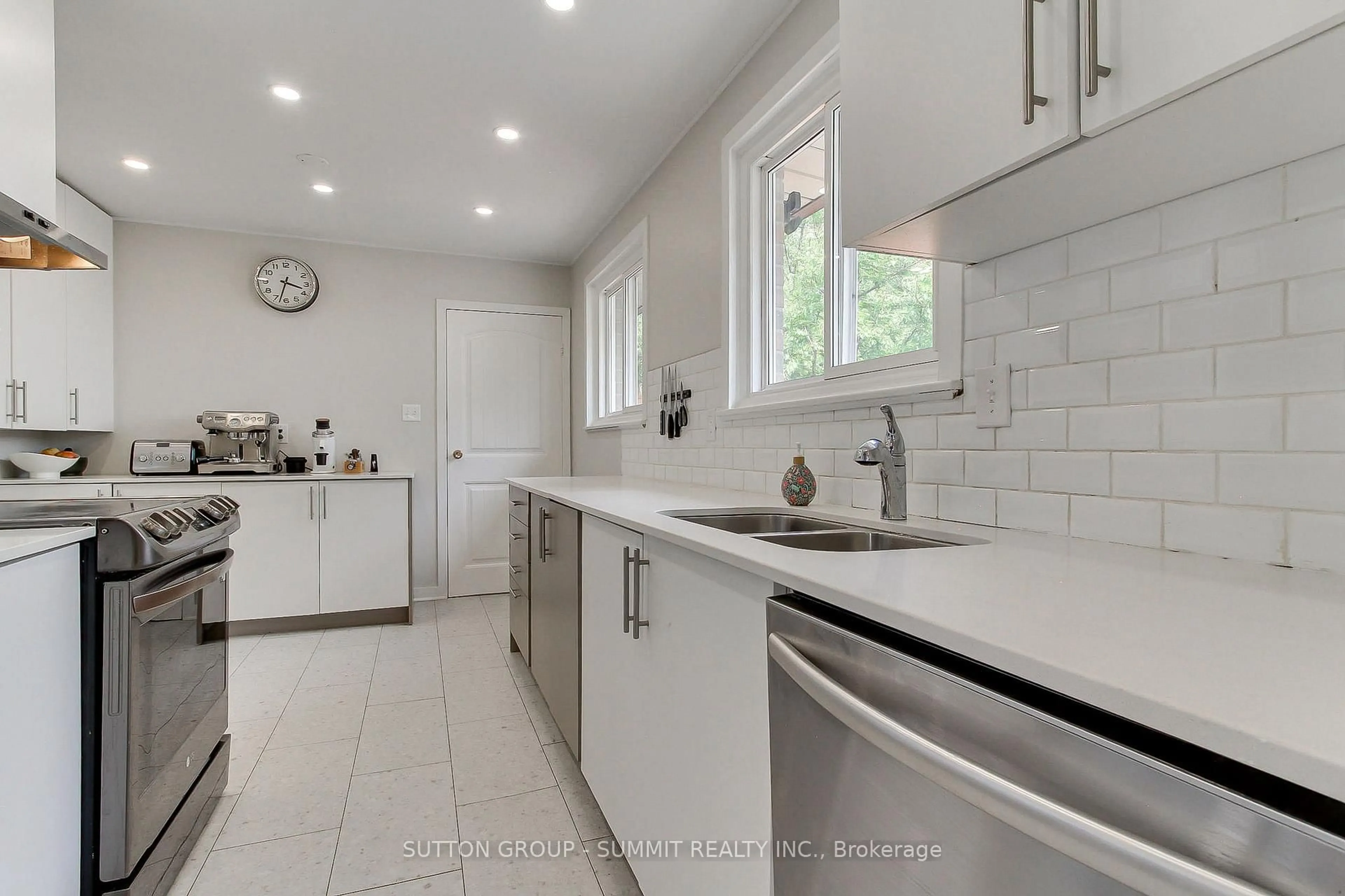 Open concept kitchen, ceramic/tile floor for 7641 ANAKA Dr, Mississauga Ontario L4T 3H8