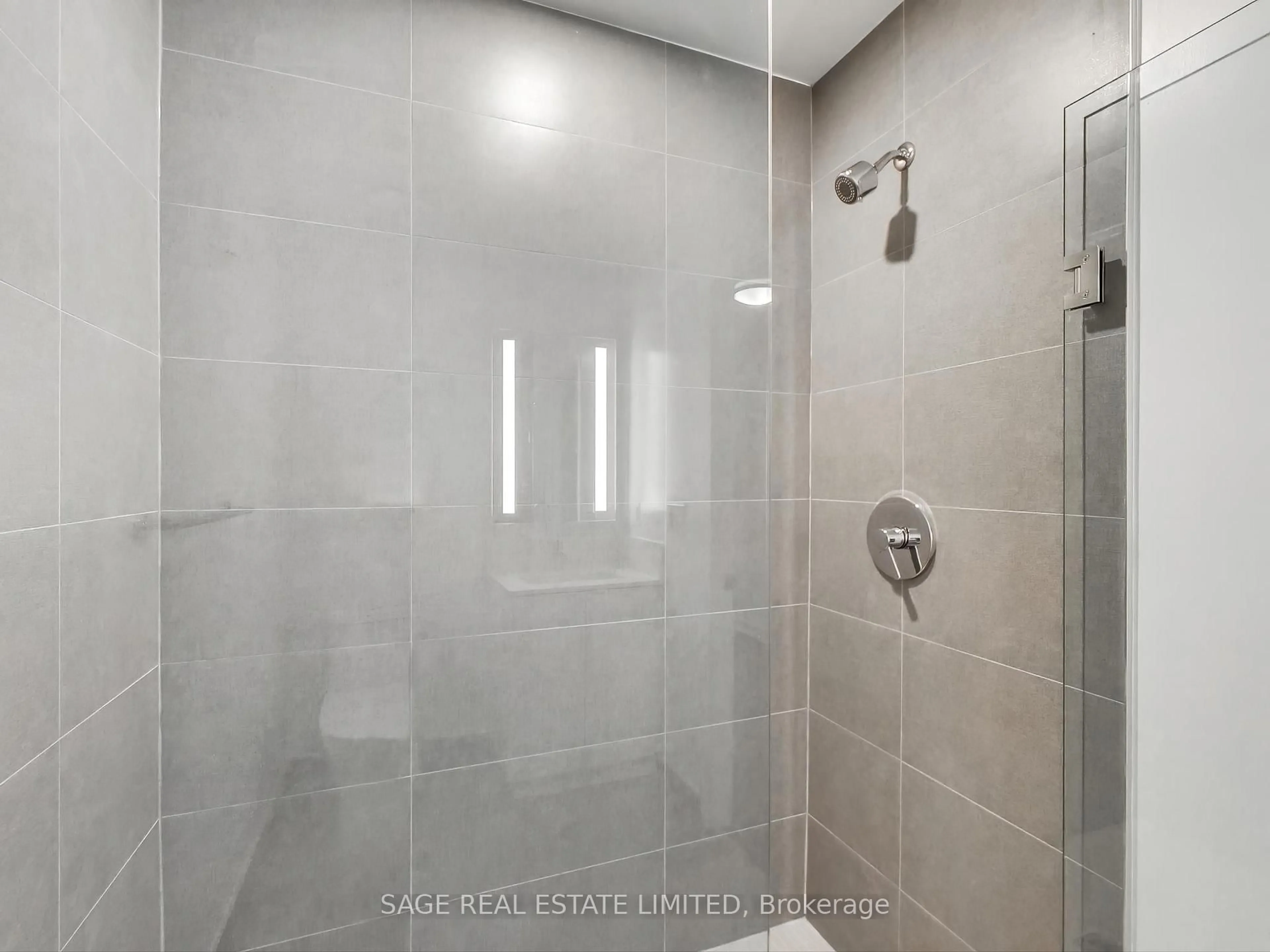 Standard bathroom, ceramic/tile floor for 270 Dufferin St #1012, Toronto Ontario M6K 0H8