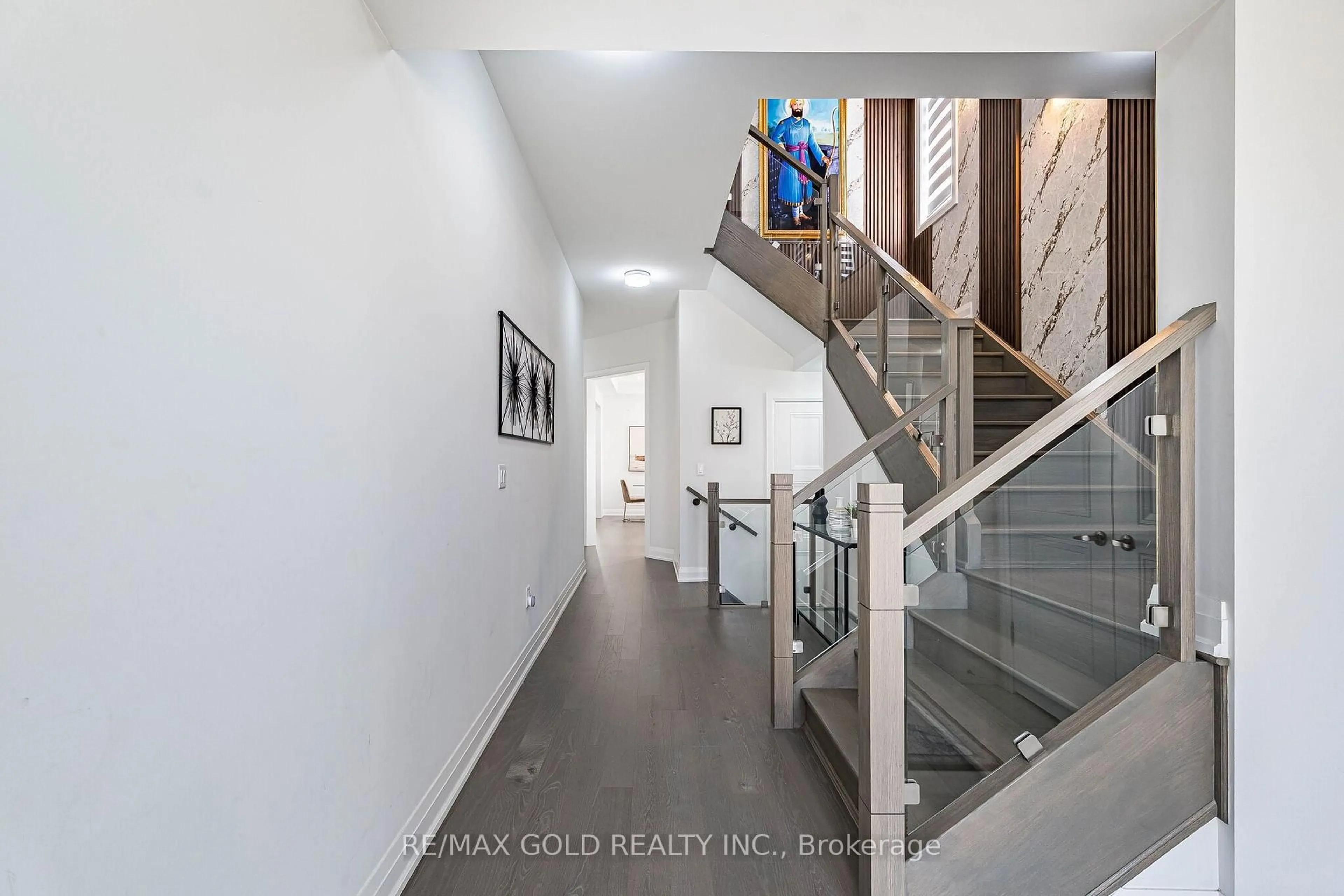 Indoor entryway for 39 Academy Dr, Brampton Ontario L6P 4R6