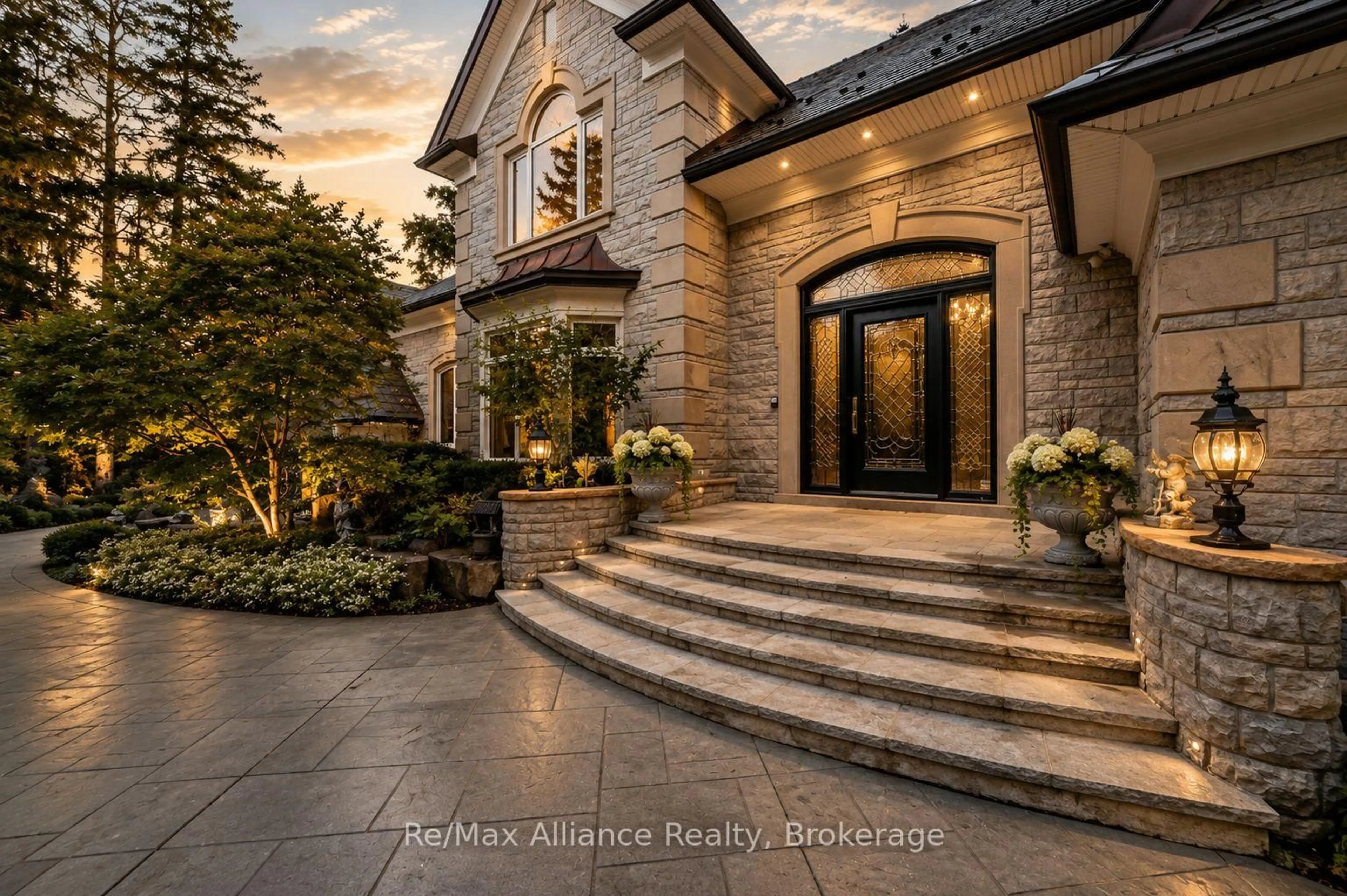 Indoor entryway for 1024 Linbrook Rd, Oakville Ontario L6J 2L1