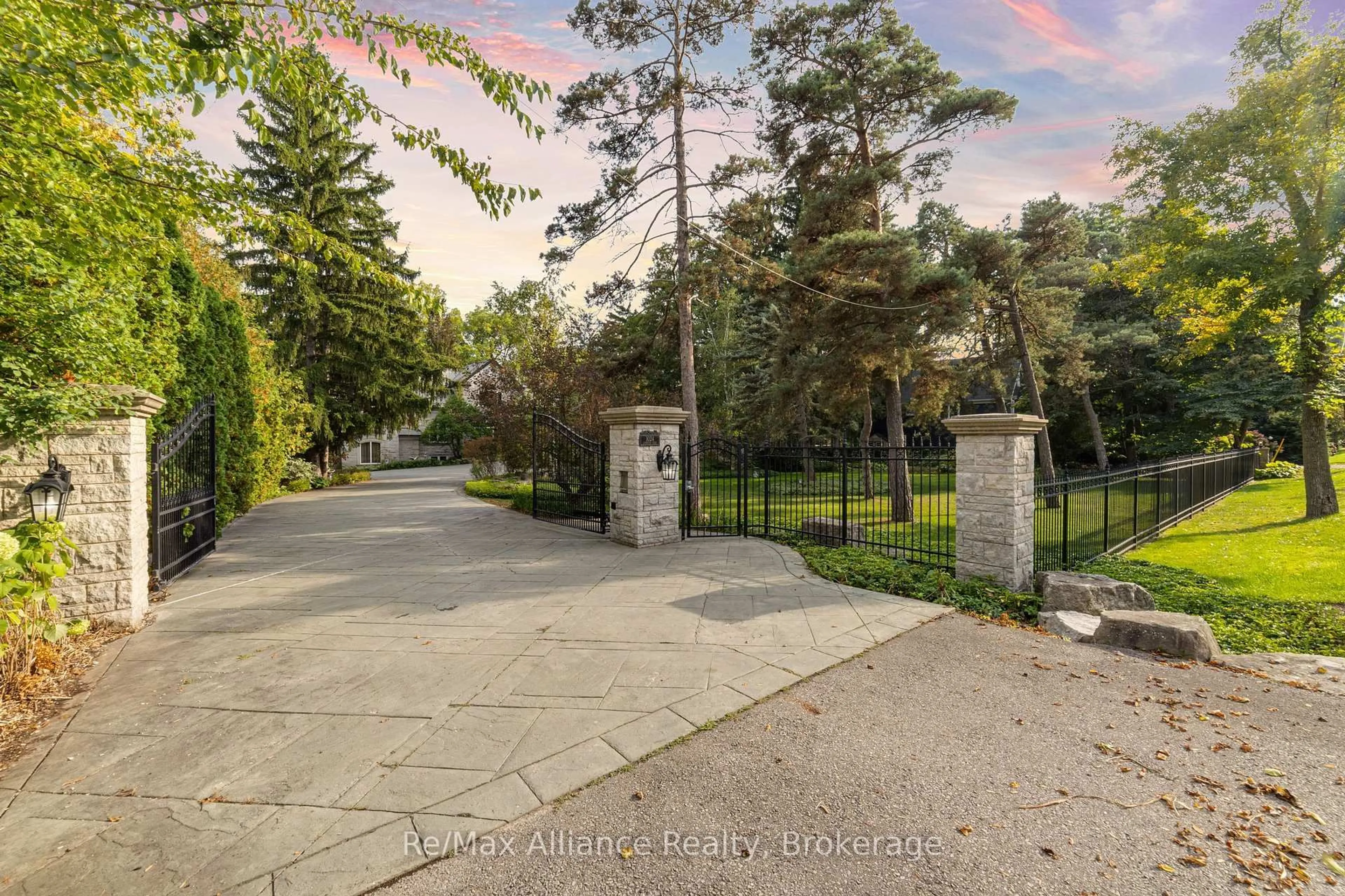 Unknown for 1024 Linbrook Rd, Oakville Ontario L6J 2L1