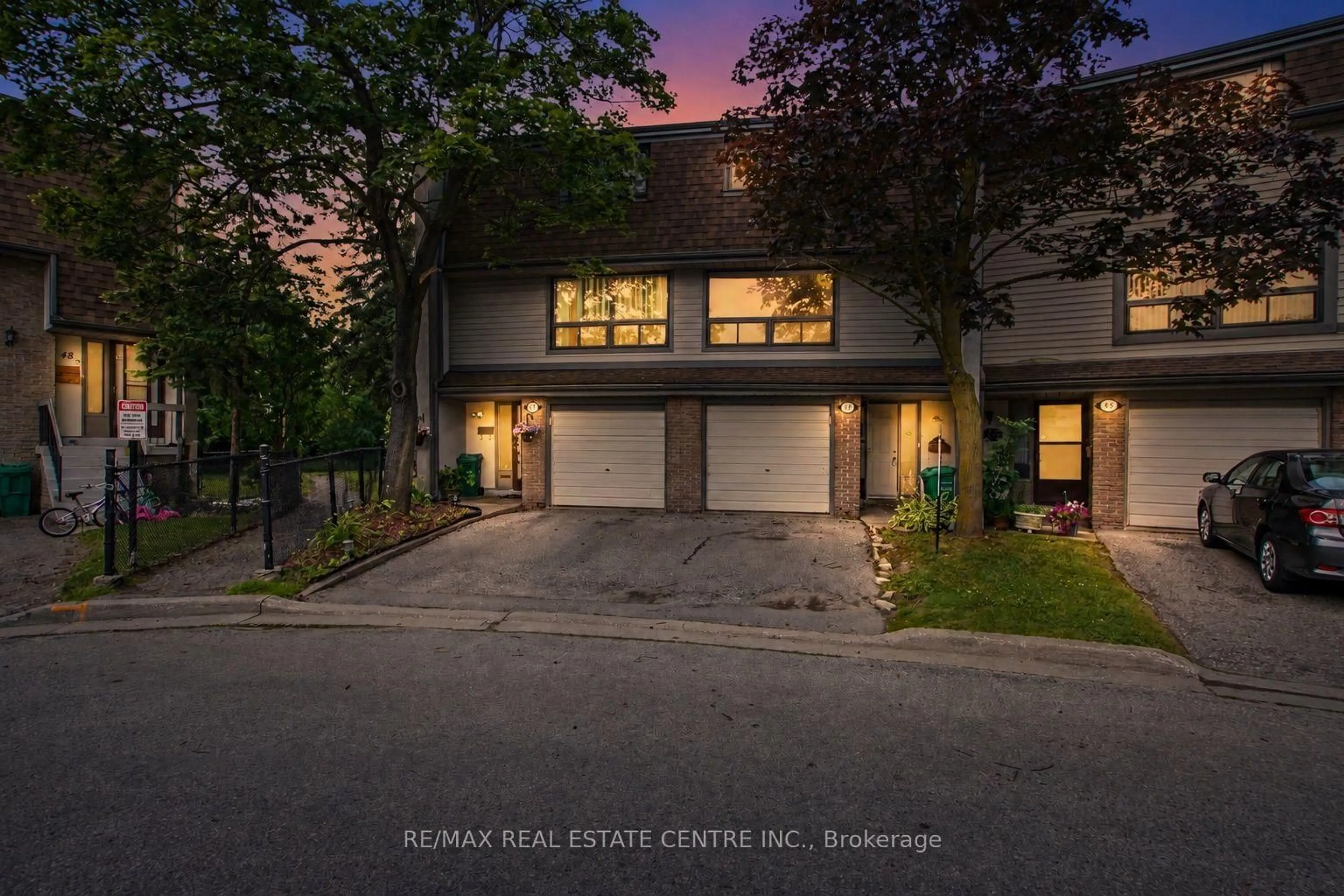 A pic from outside/outdoor area/front of a property/back of a property/a pic from drone, street for 46 Ashton Cres #46, Brampton Ontario L6S 3J9
