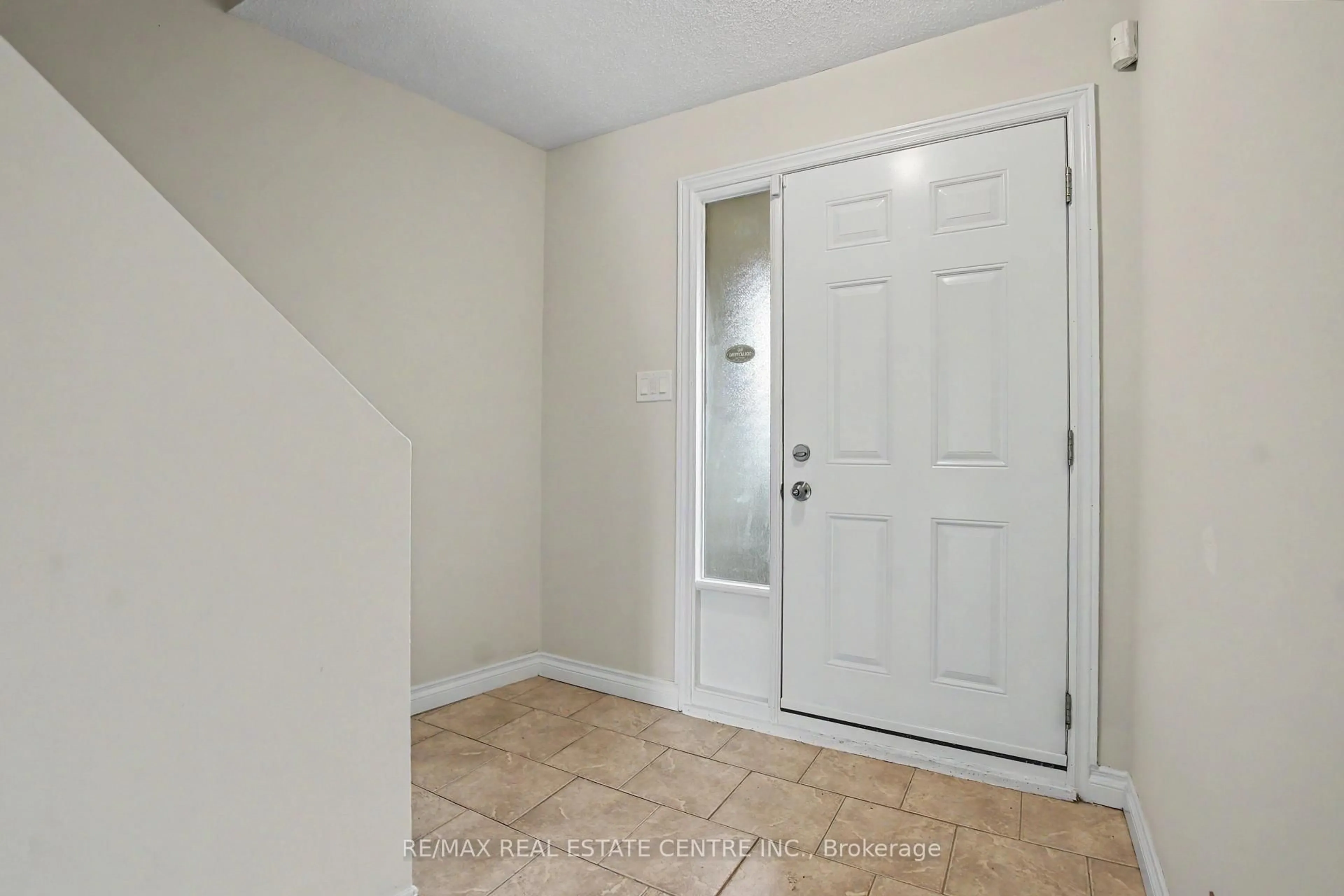 Indoor entryway for 46 Ashton Cres #46, Brampton Ontario L6S 3J9