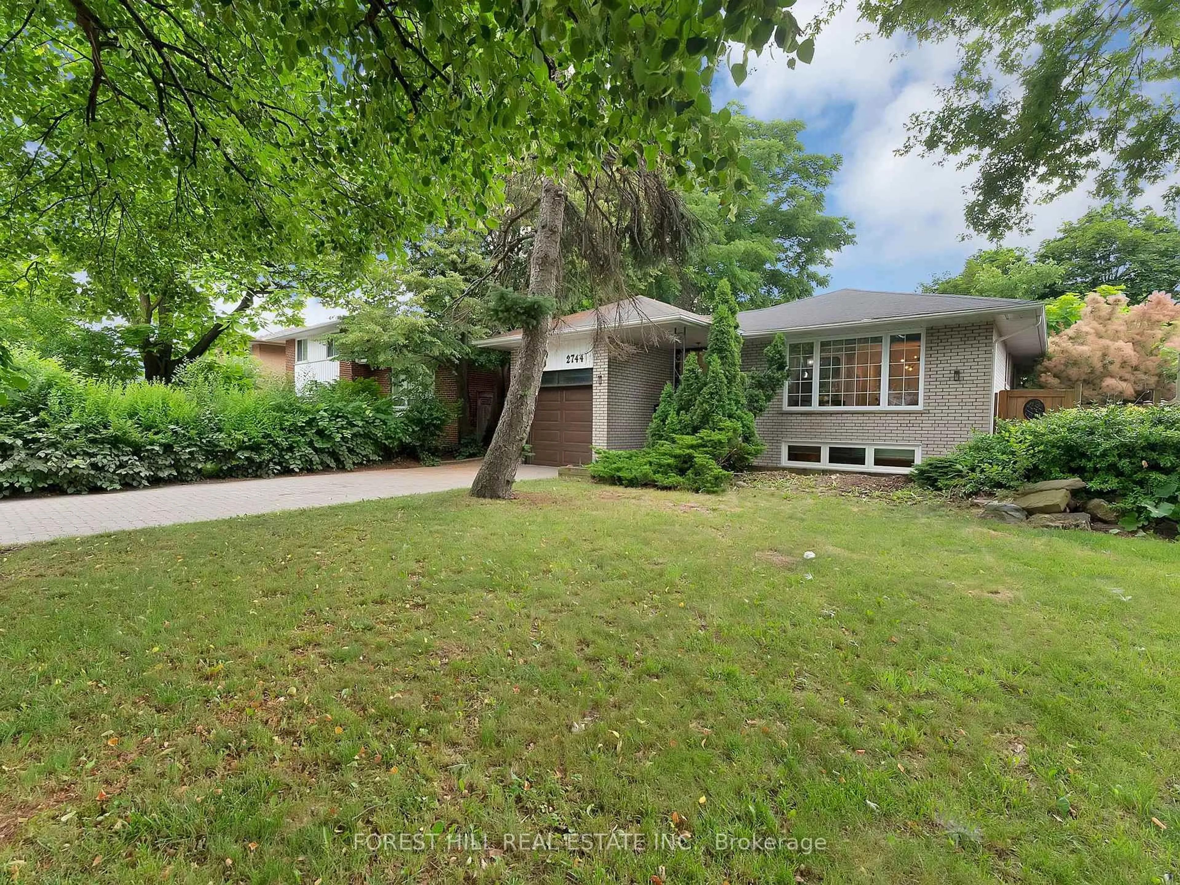 A pic from outside/outdoor area/front of a property/back of a property/a pic from drone, street for 2744 Truscott Dr, Mississauga Ontario L5J 2B7