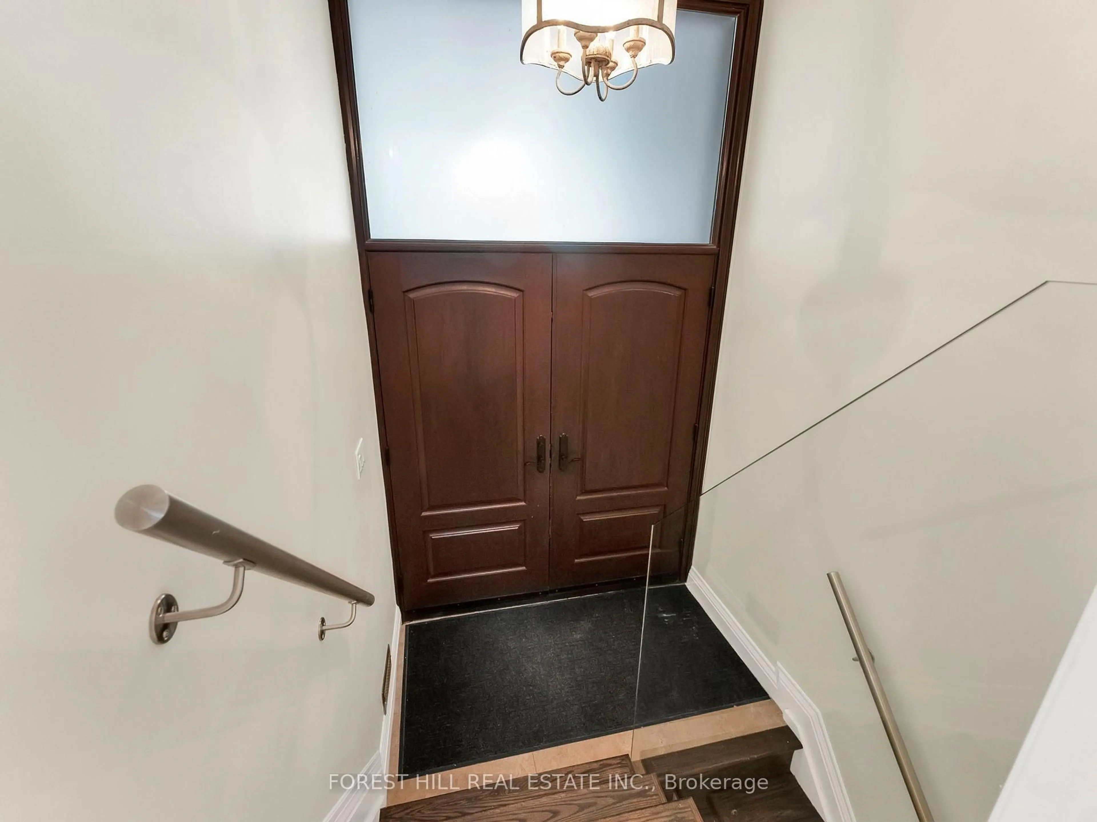 Indoor foyer for 2744 Truscott Dr, Mississauga Ontario L5J 2B7