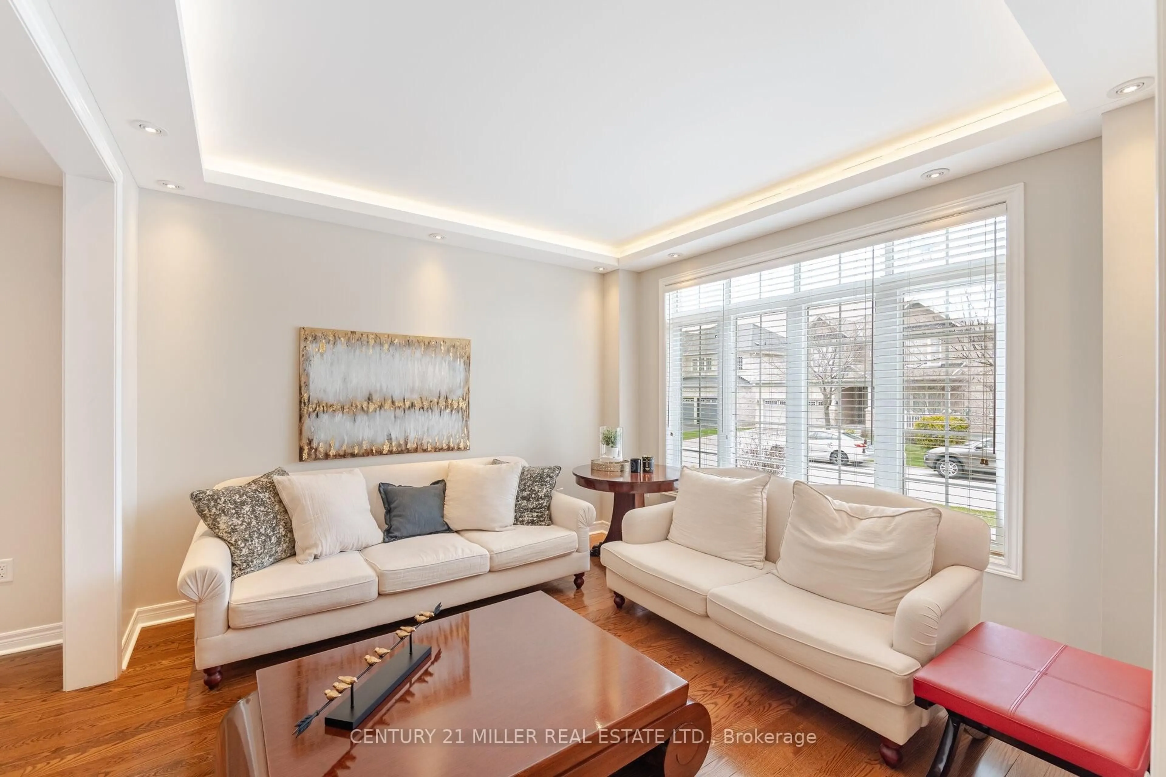 Living room with furniture, unknown for 2098 Wildfel Way, Oakville Ontario L6M 0E2