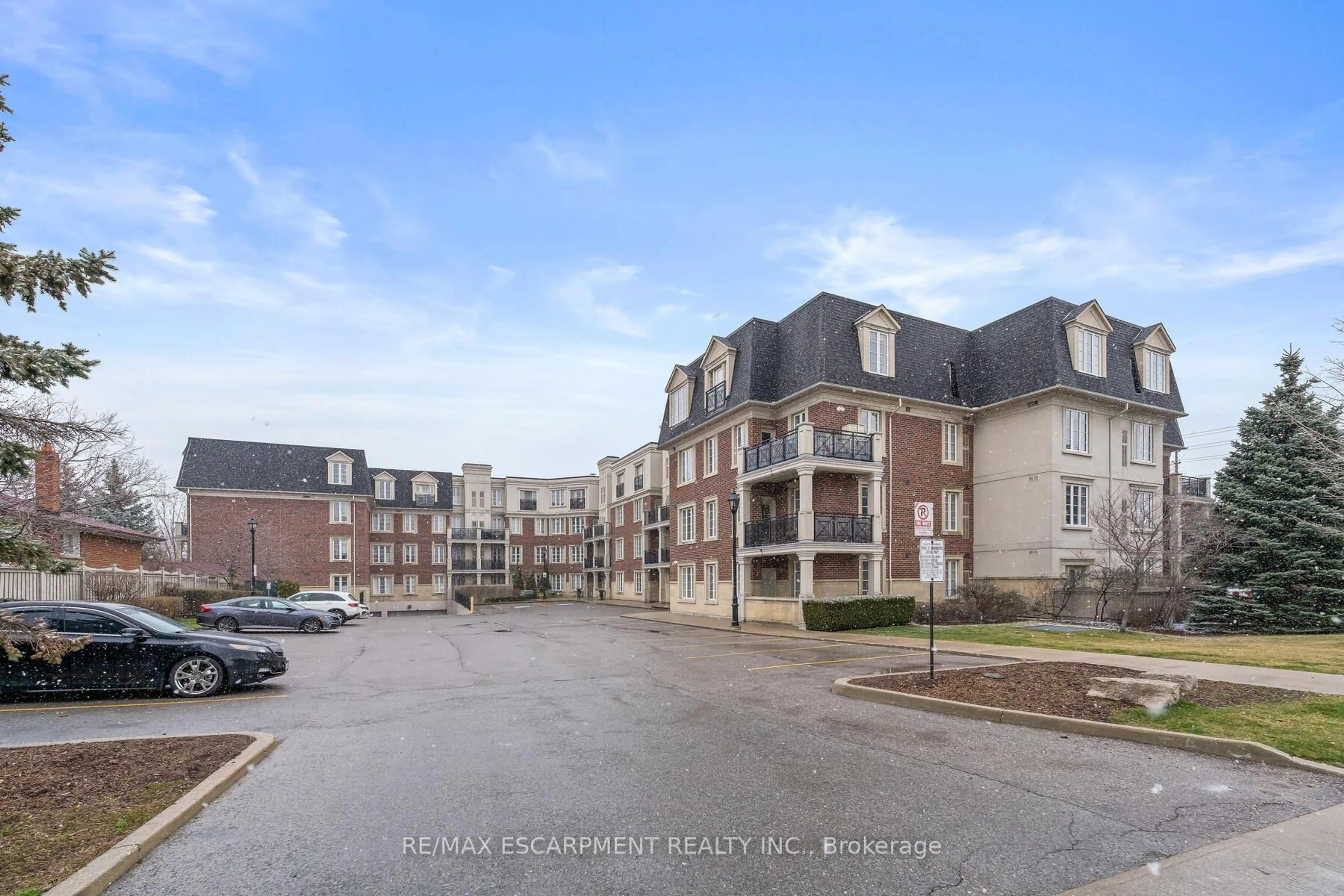 A pic from outside/outdoor area/front of a property/back of a property/a pic from drone, unknown for 3351 Cawthra Rd #116, Mississauga Ontario L5A 4N5