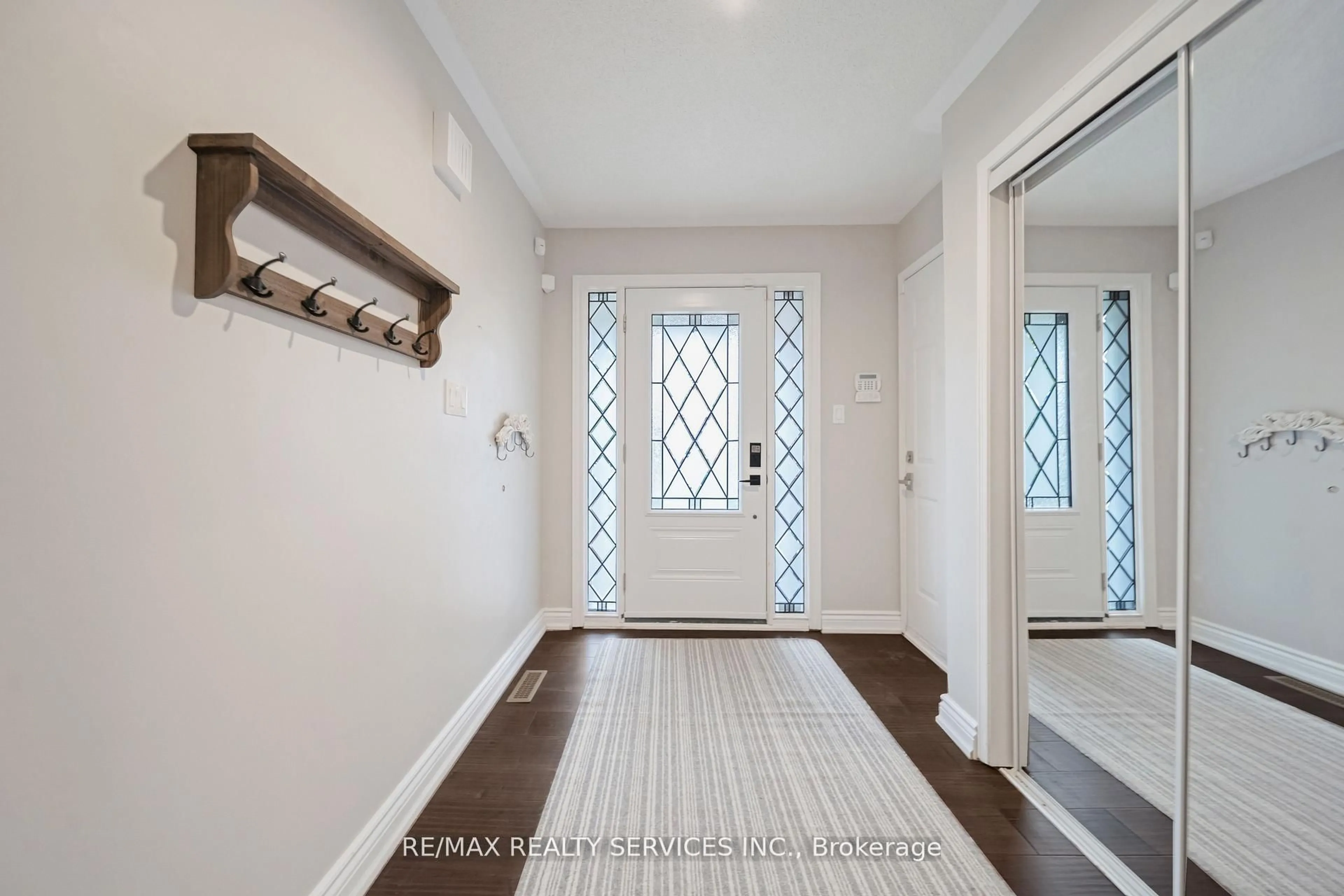 Indoor entryway for 17 National Cres, Brampton Ontario L7A 1H1