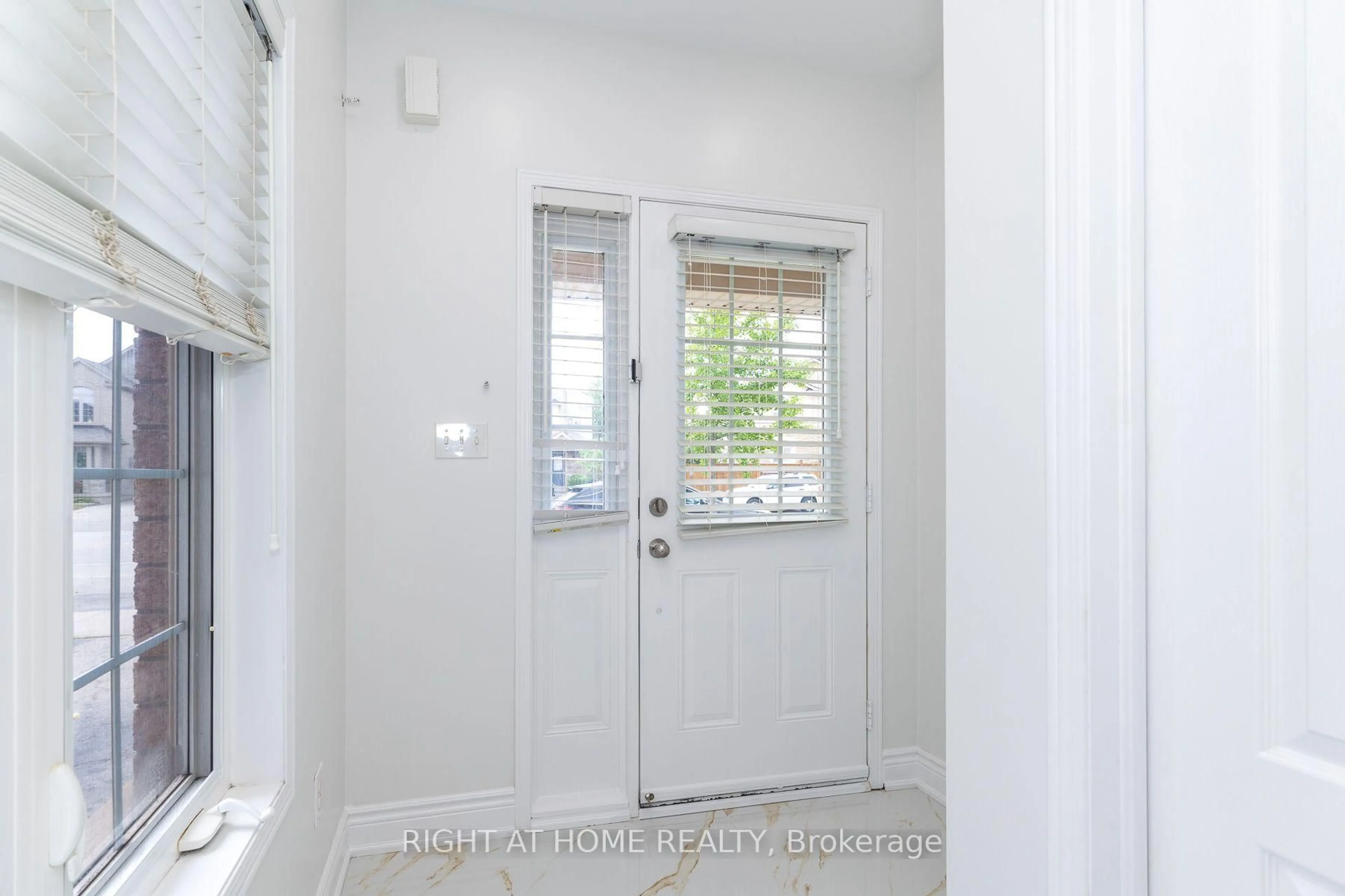 Indoor entryway for 4694 Thomas Alton Blvd, Burlington Ontario L7M 0G2