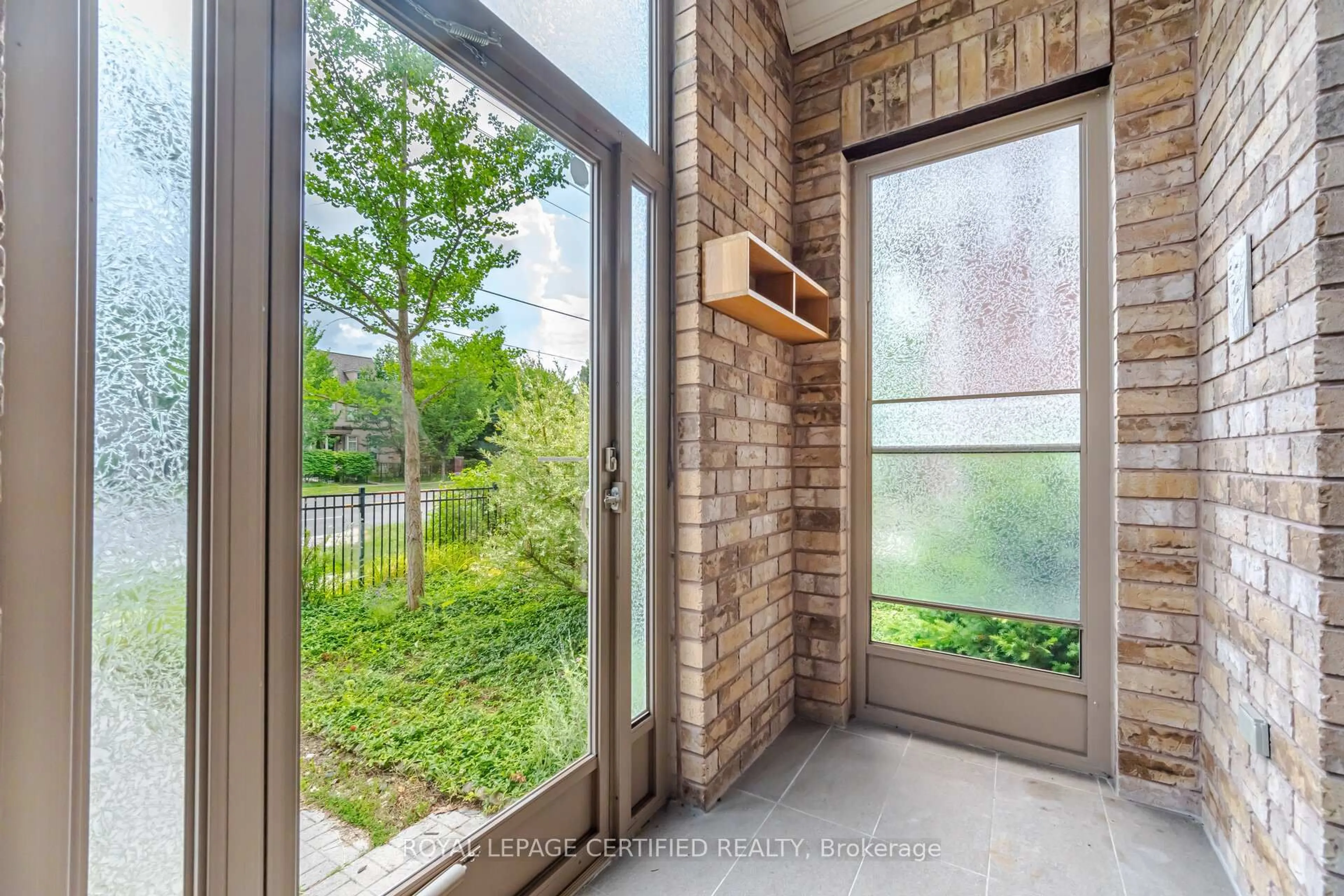 Indoor entryway for 3555 Eglinton Ave, Mississauga Ontario L5M 7T3