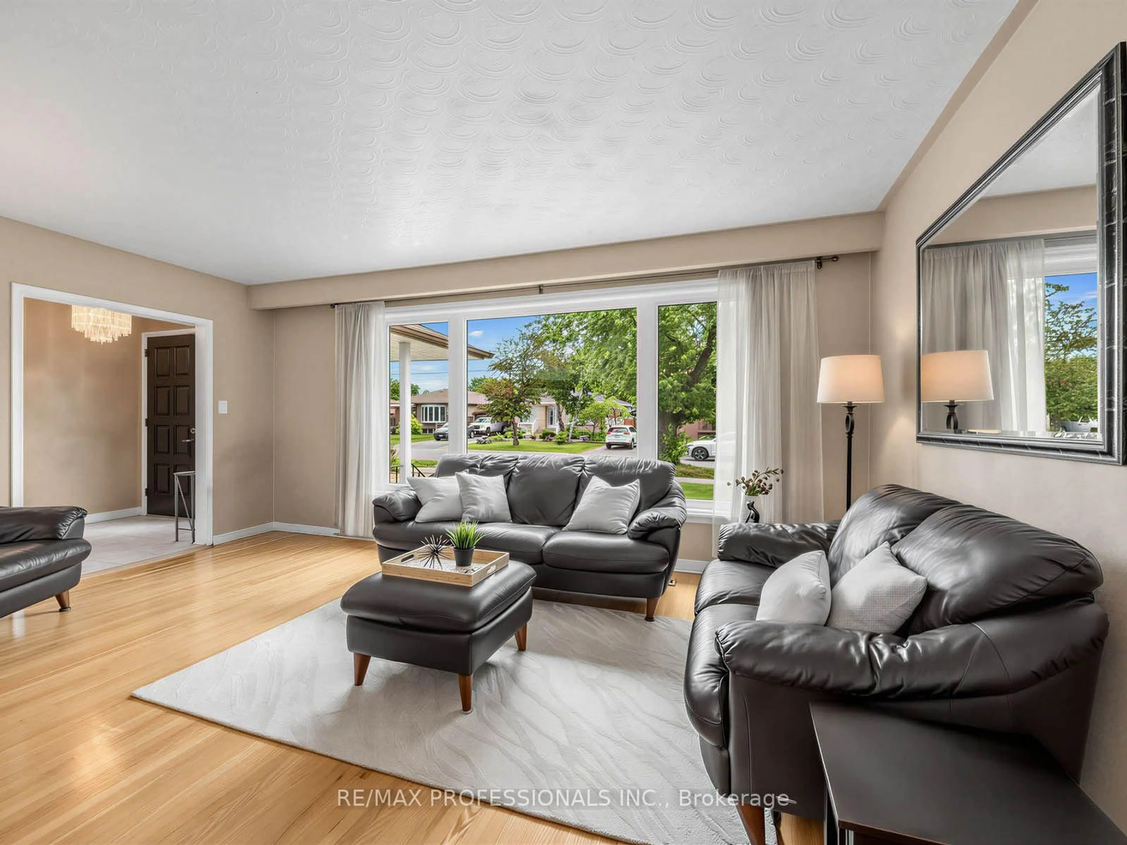 Living room with furniture, wood/laminate floor for 793 Netherton Cres, Mississauga Ontario L4Y 2M5