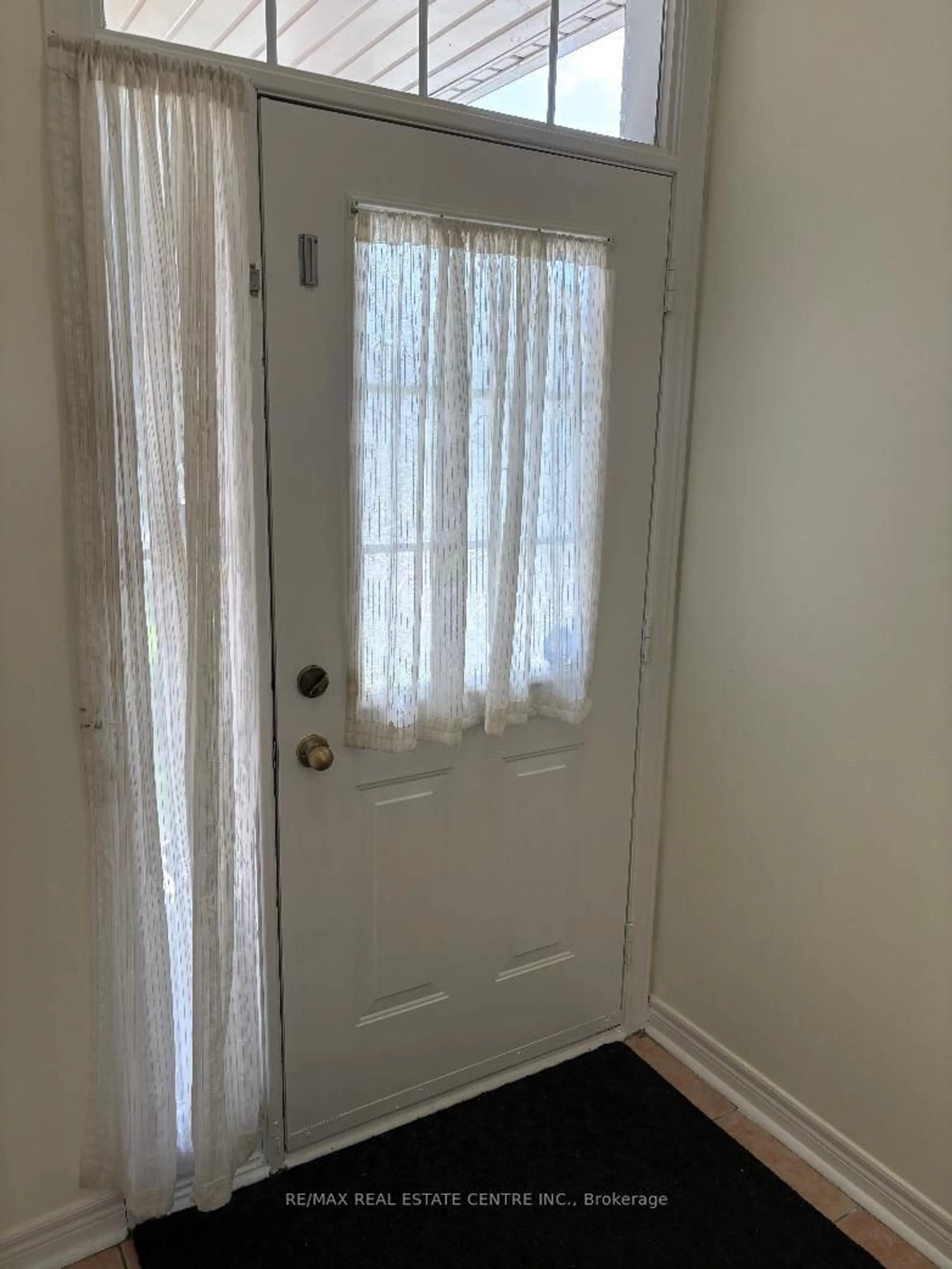 A pic of a room for 799 Ledbury Cres, Mississauga Ontario L5V 2P9