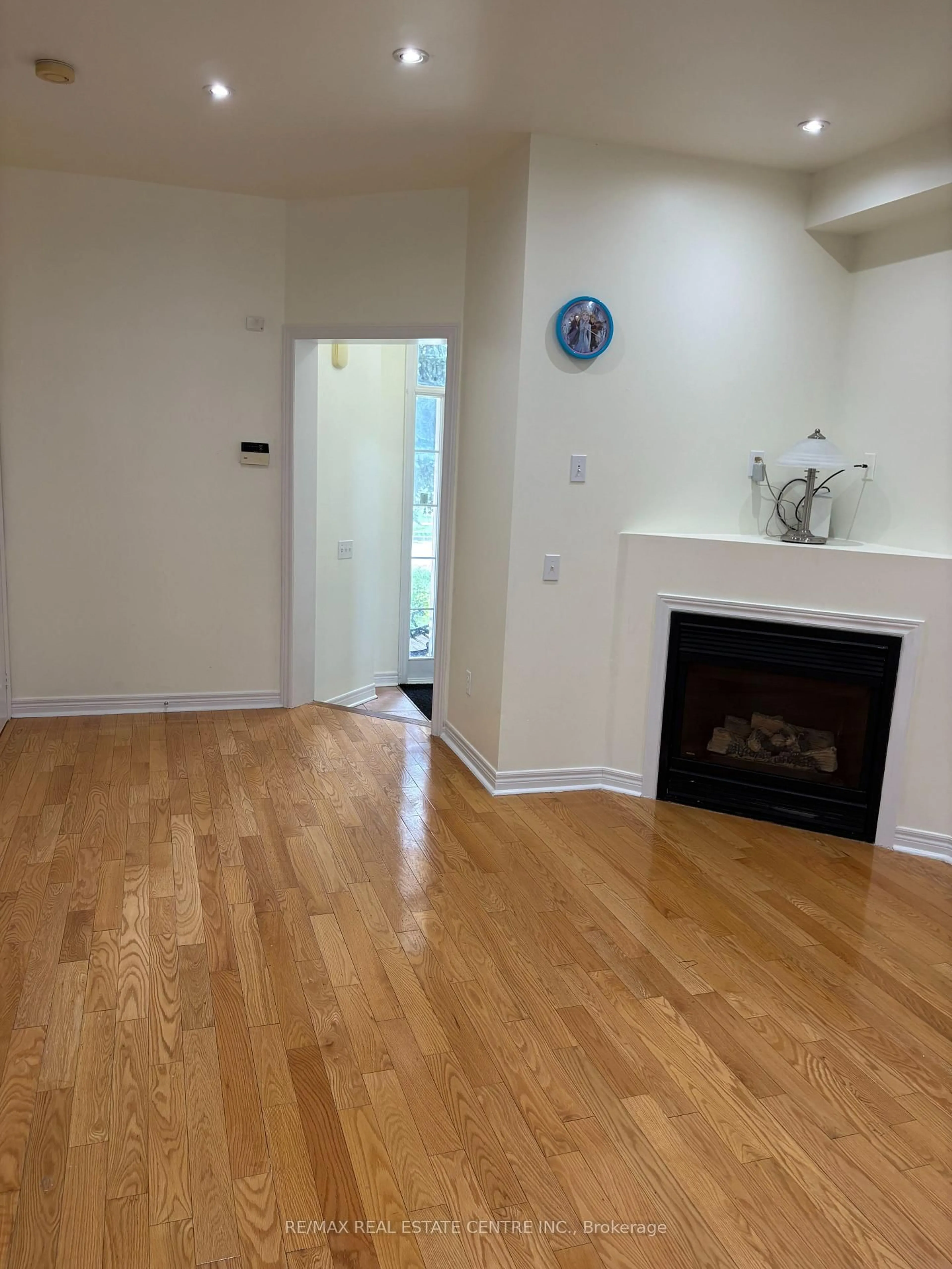 A pic of a room for 799 Ledbury Cres, Mississauga Ontario L5V 2P9