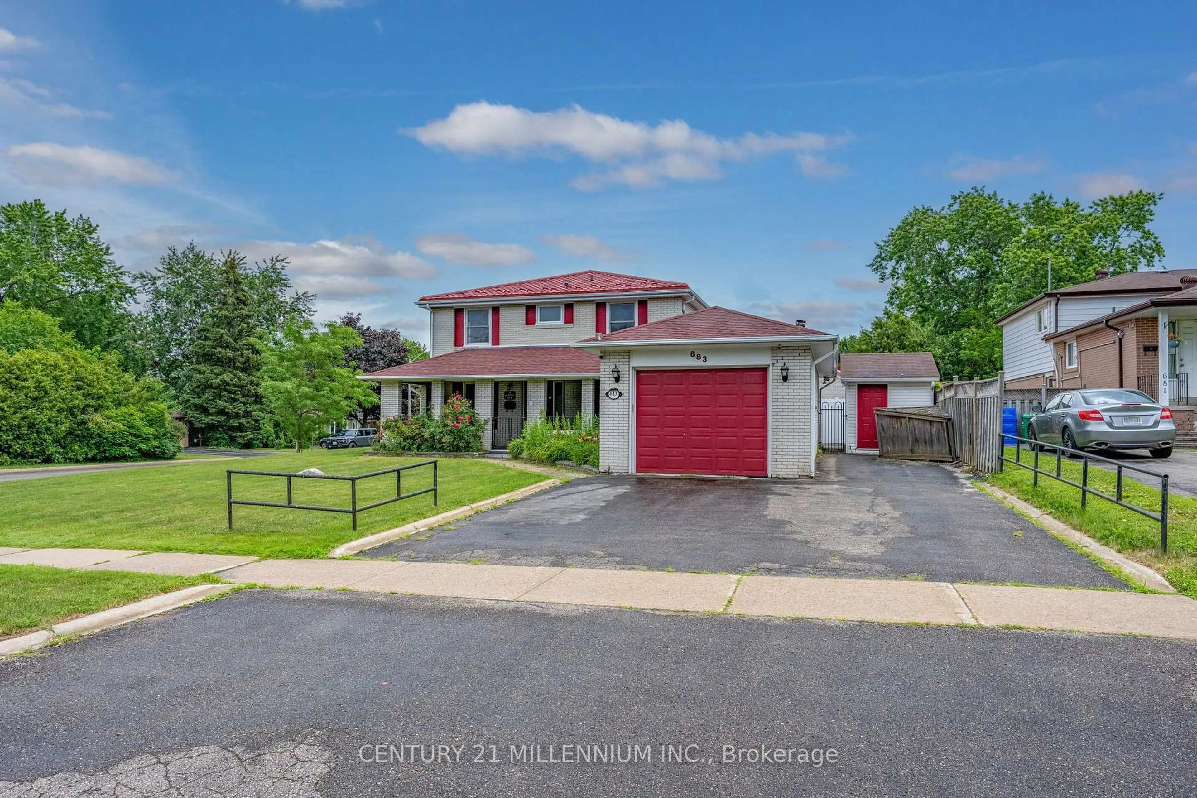 A pic from outside/outdoor area/front of a property/back of a property/a pic from drone, street for 683 Balmoral Dr, Brampton Ontario L6T 1W8