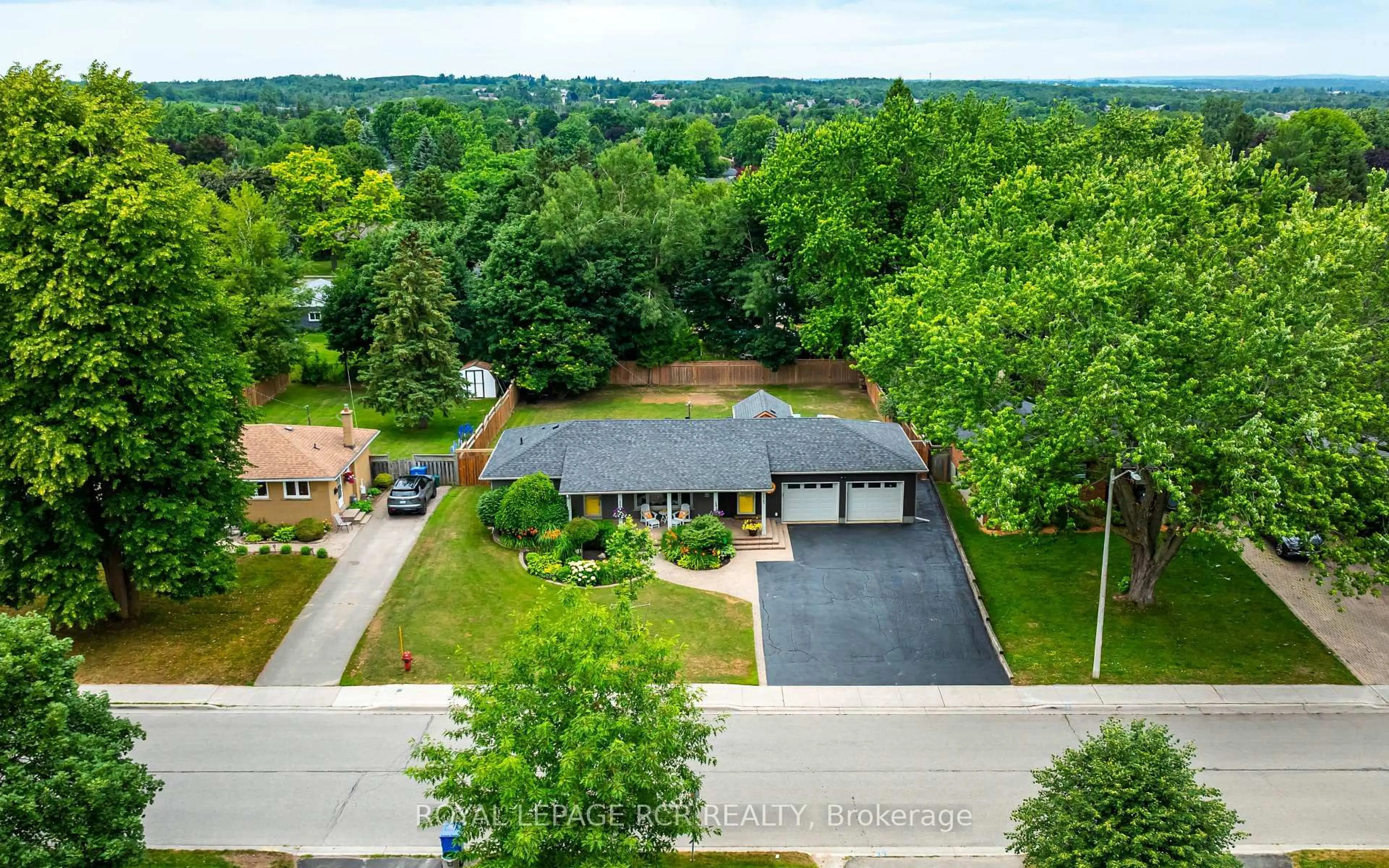 A pic from outside/outdoor area/front of a property/back of a property/a pic from drone, street for 225 Zina St, Orangeville Ontario L9W 1E9