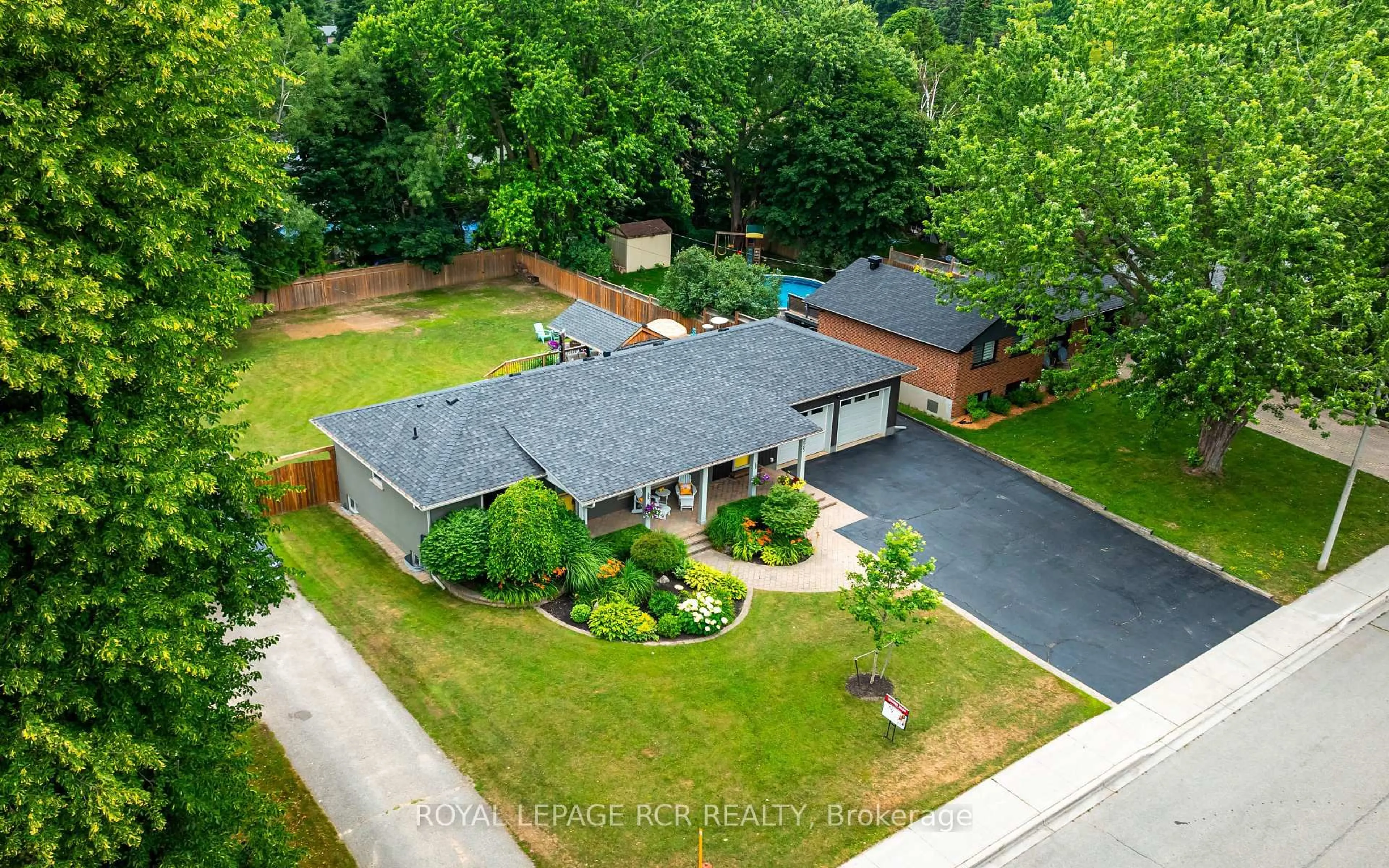 A pic from outside/outdoor area/front of a property/back of a property/a pic from drone, street for 225 Zina St, Orangeville Ontario L9W 1E9
