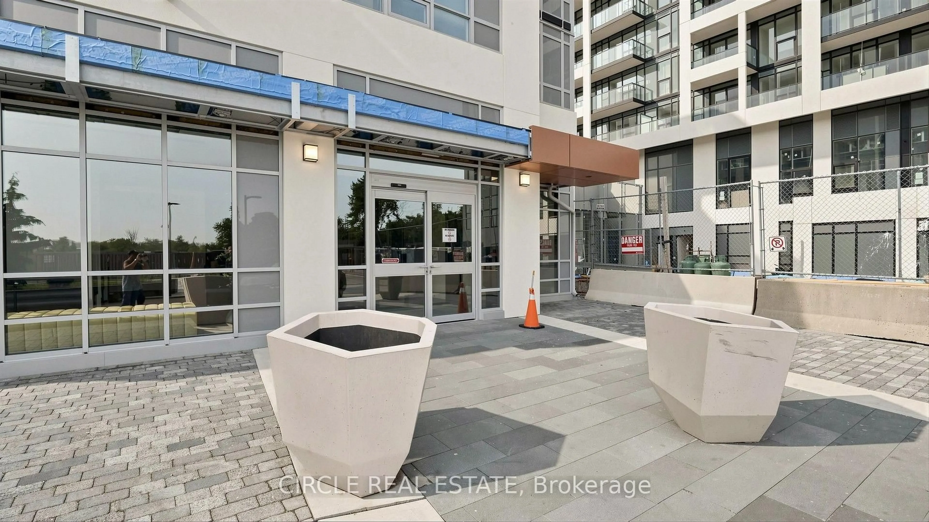 Indoor foyer for 225 Malta Ave #1303, Brampton Ontario L6Y 0B5