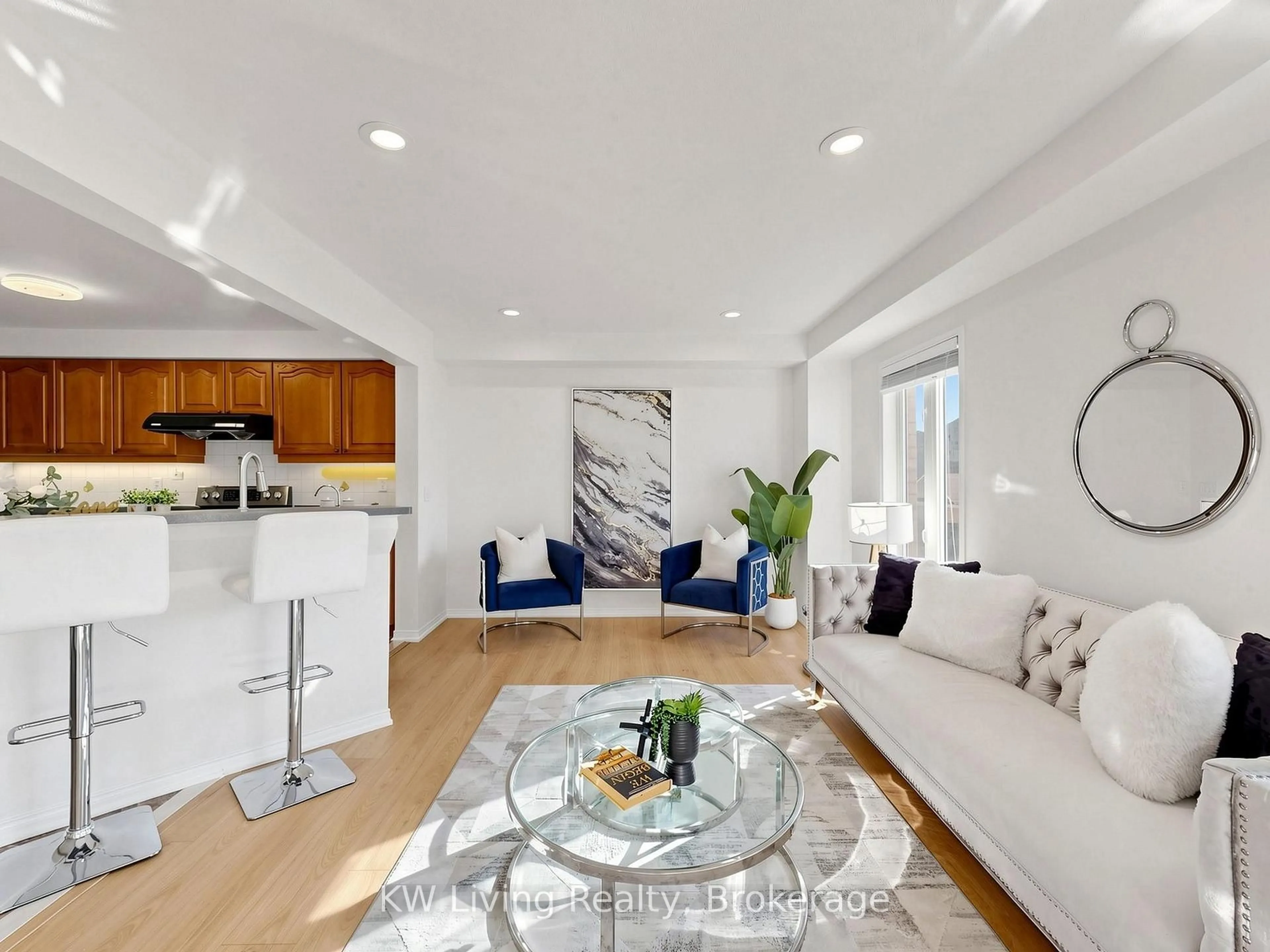 Living room with furniture, unknown for 3385 Southwick St, Mississauga Ontario L5M 7M1