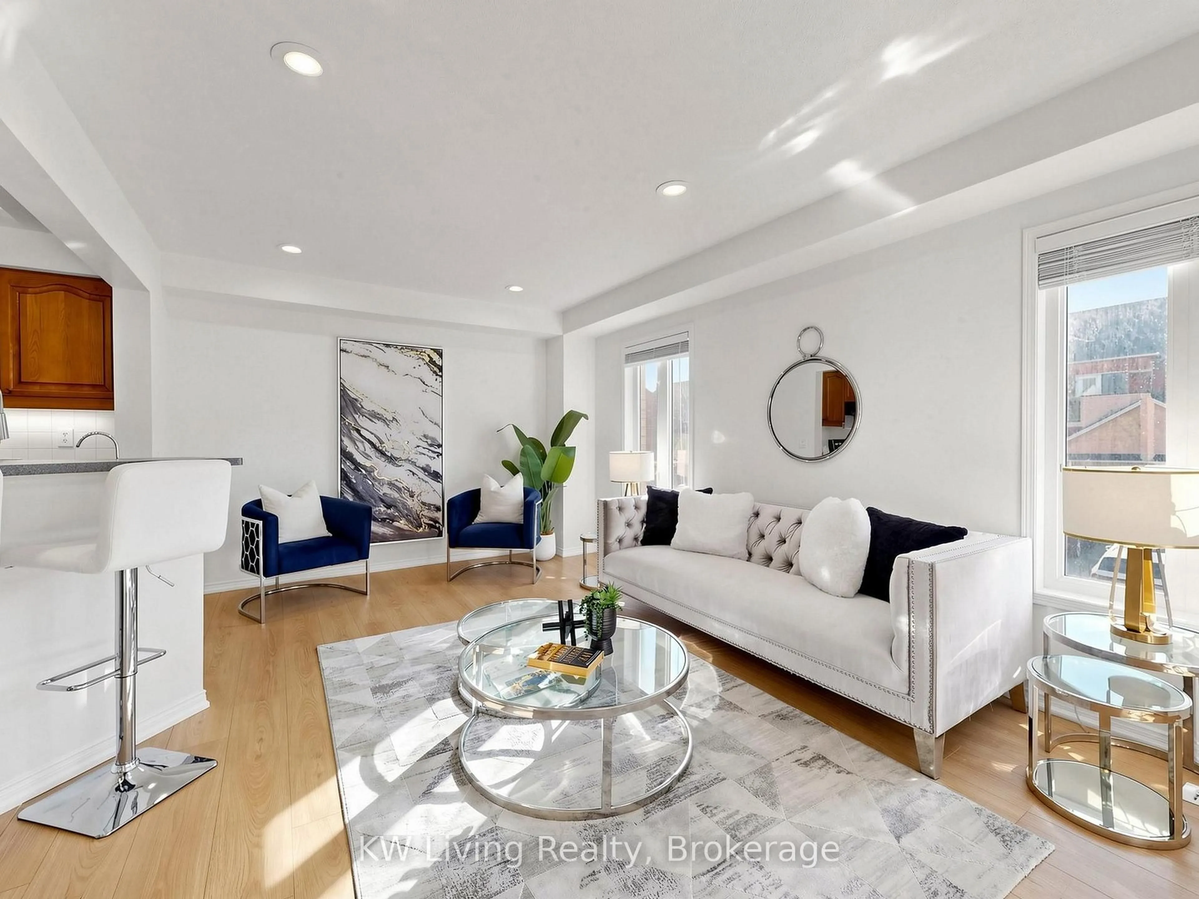 Living room with furniture, unknown for 3385 Southwick St, Mississauga Ontario L5M 7M1