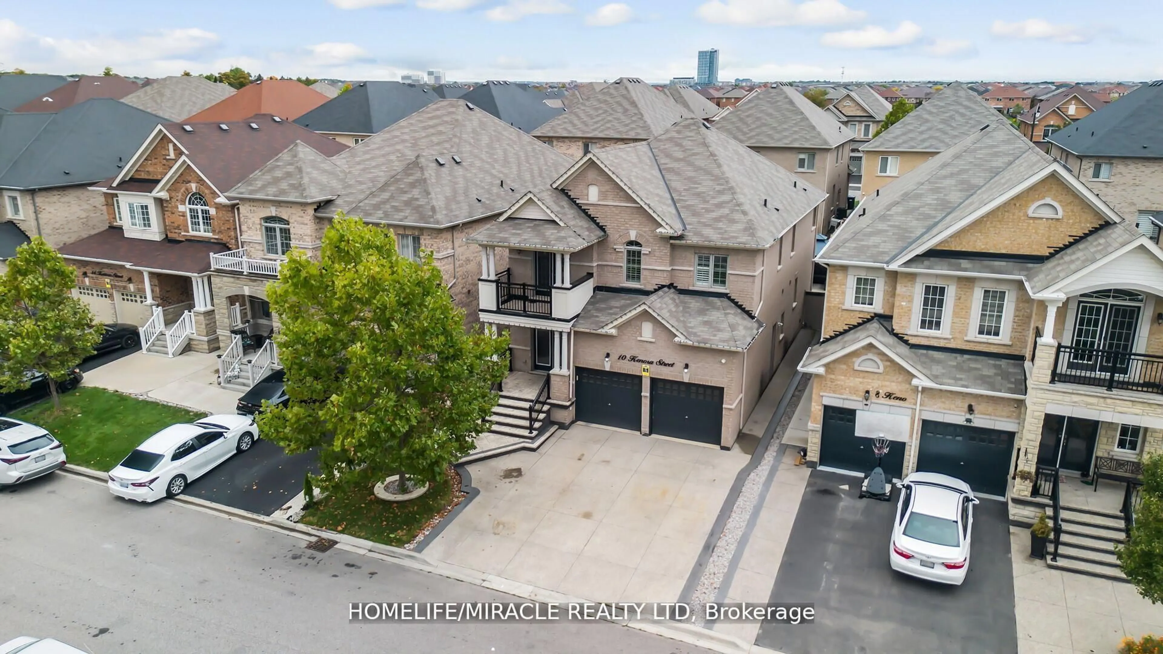 A pic from outside/outdoor area/front of a property/back of a property/a pic from drone, street for 10 Kenora St, Brampton Ontario L6X 5N8