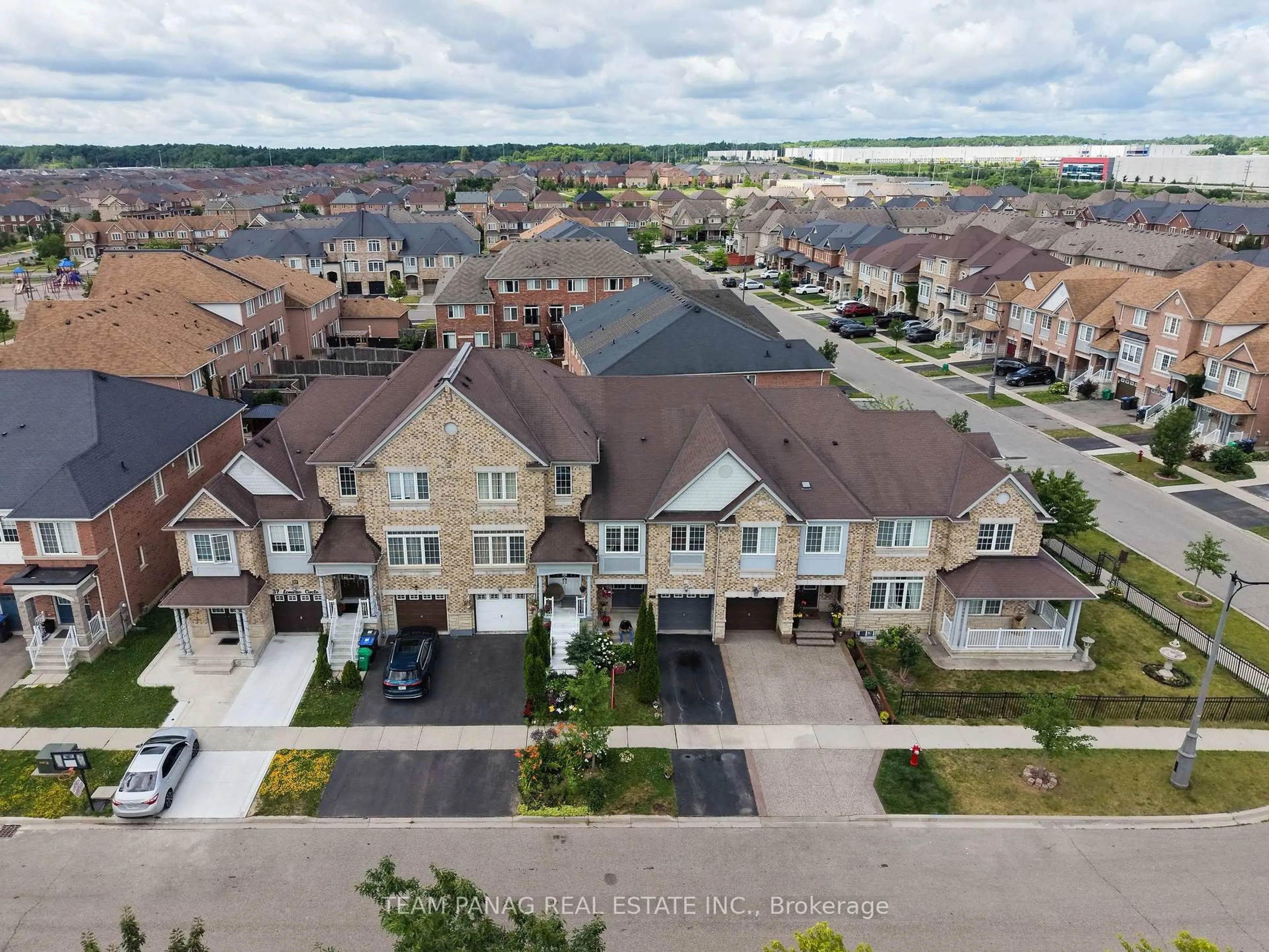 A pic from outside/outdoor area/front of a property/back of a property/a pic from drone, street for 31 Lorenzo Circ, Brampton Ontario L6R 3N3