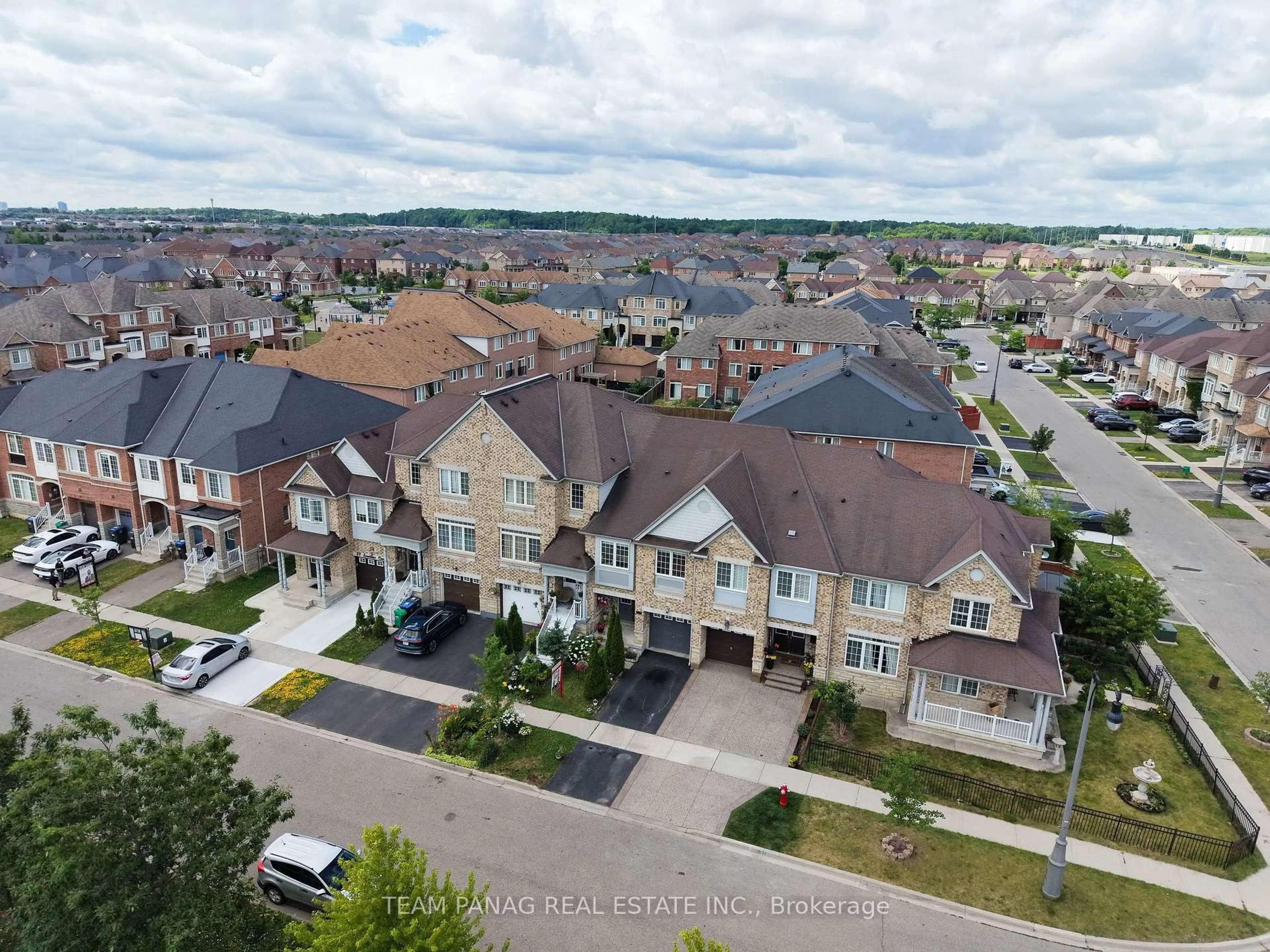A pic from outside/outdoor area/front of a property/back of a property/a pic from drone, unknown for 31 Lorenzo Circ, Brampton Ontario L6R 3N3